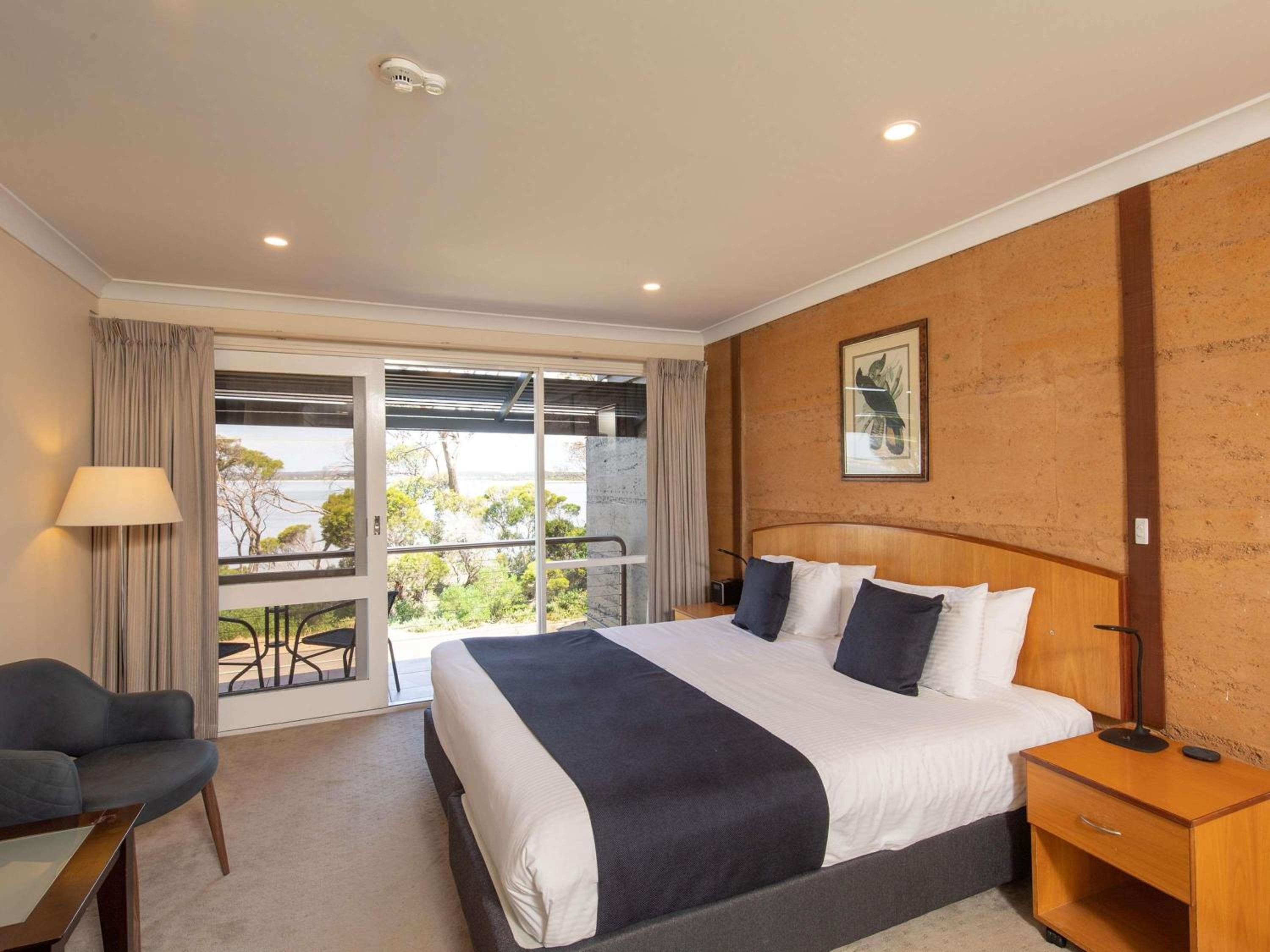 Studio Suite with Water View and One King Bed - Photo 4