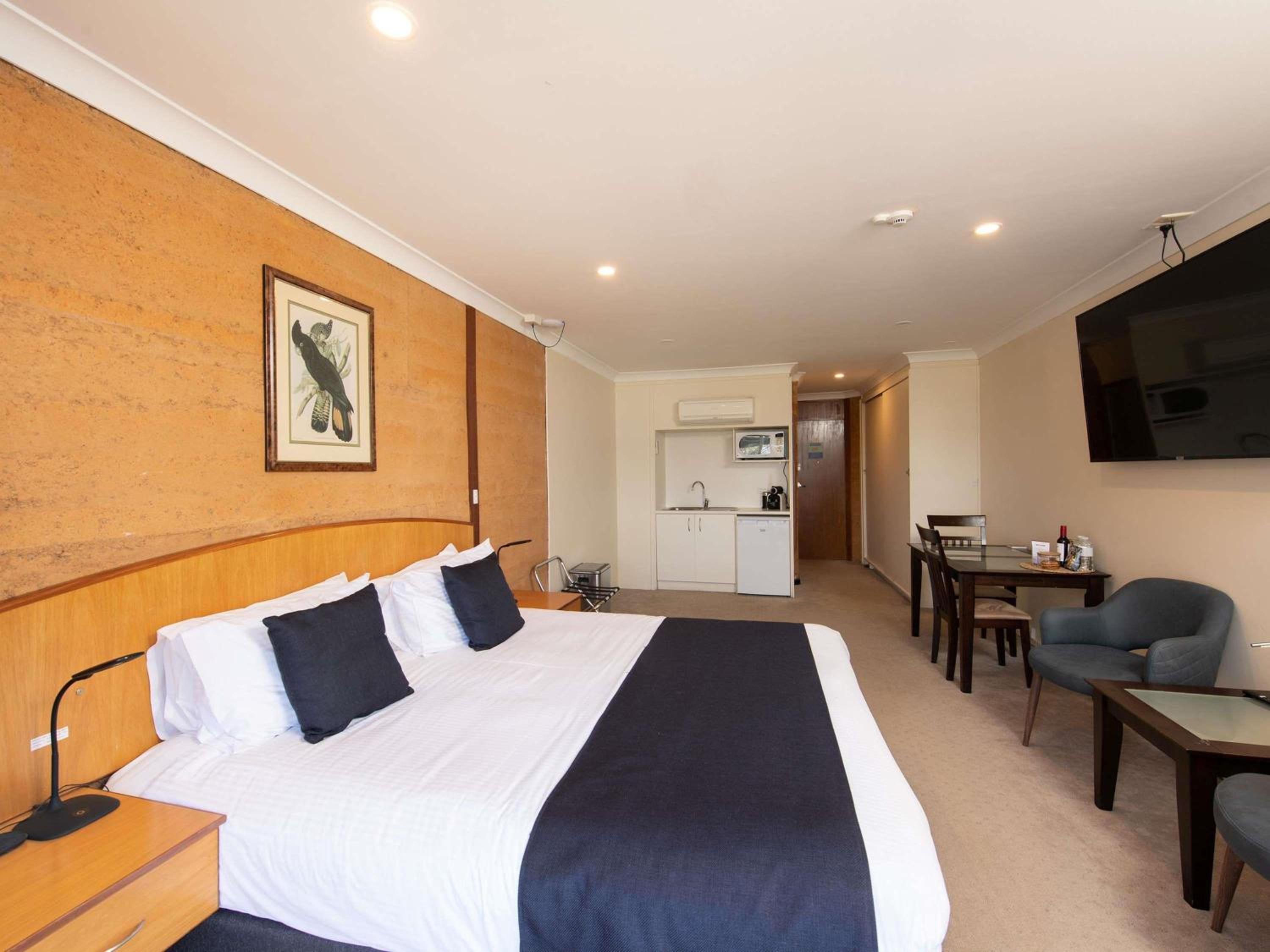 Studio Suite with Water View and One King Bed - Photo 6