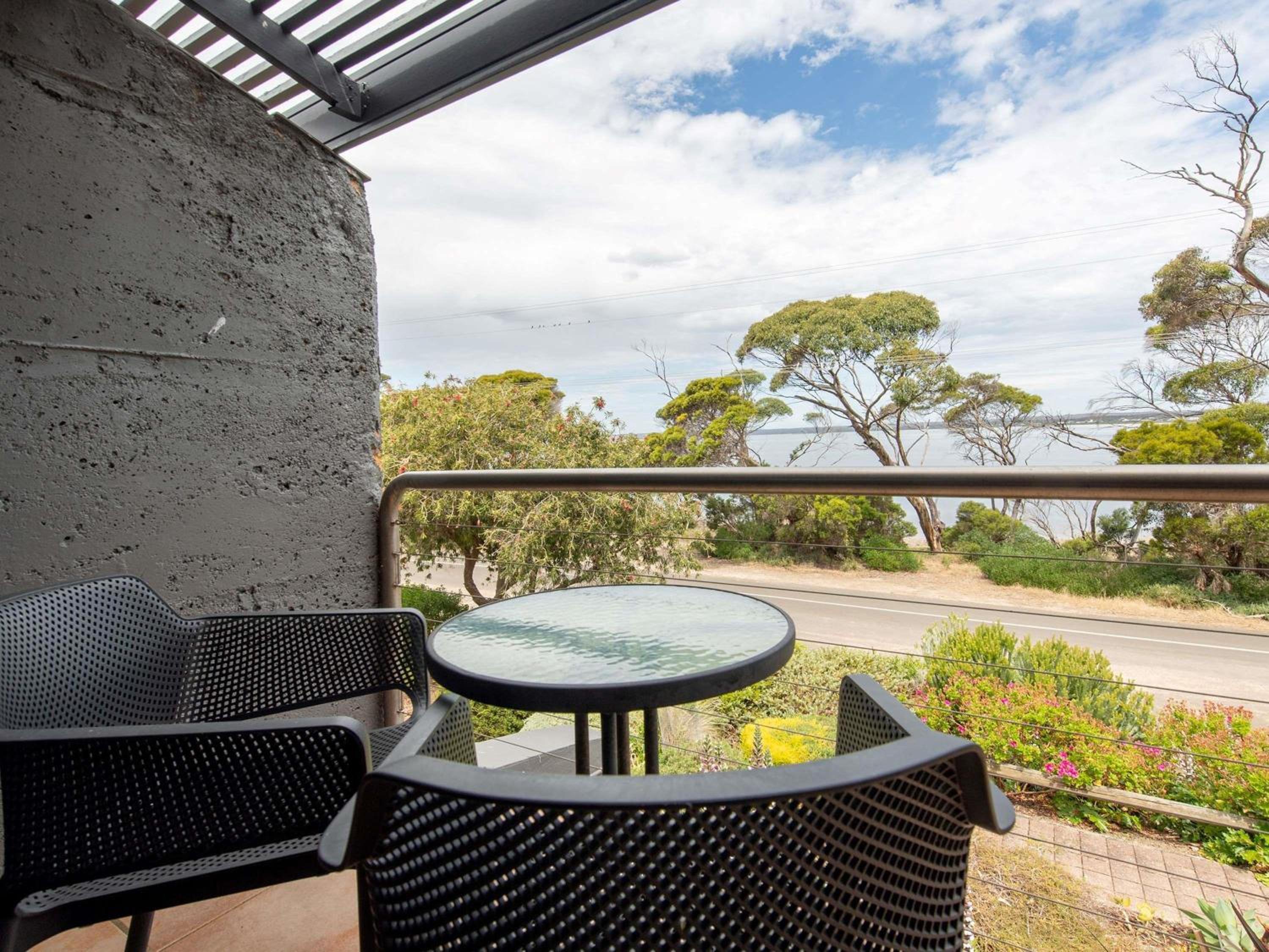 Studio Suite with Water View and One King Bed - Photo 7