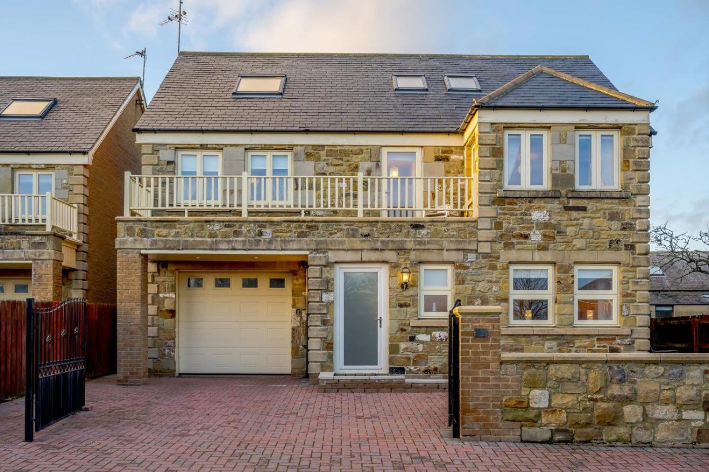 Four-Bedroom House photo 1