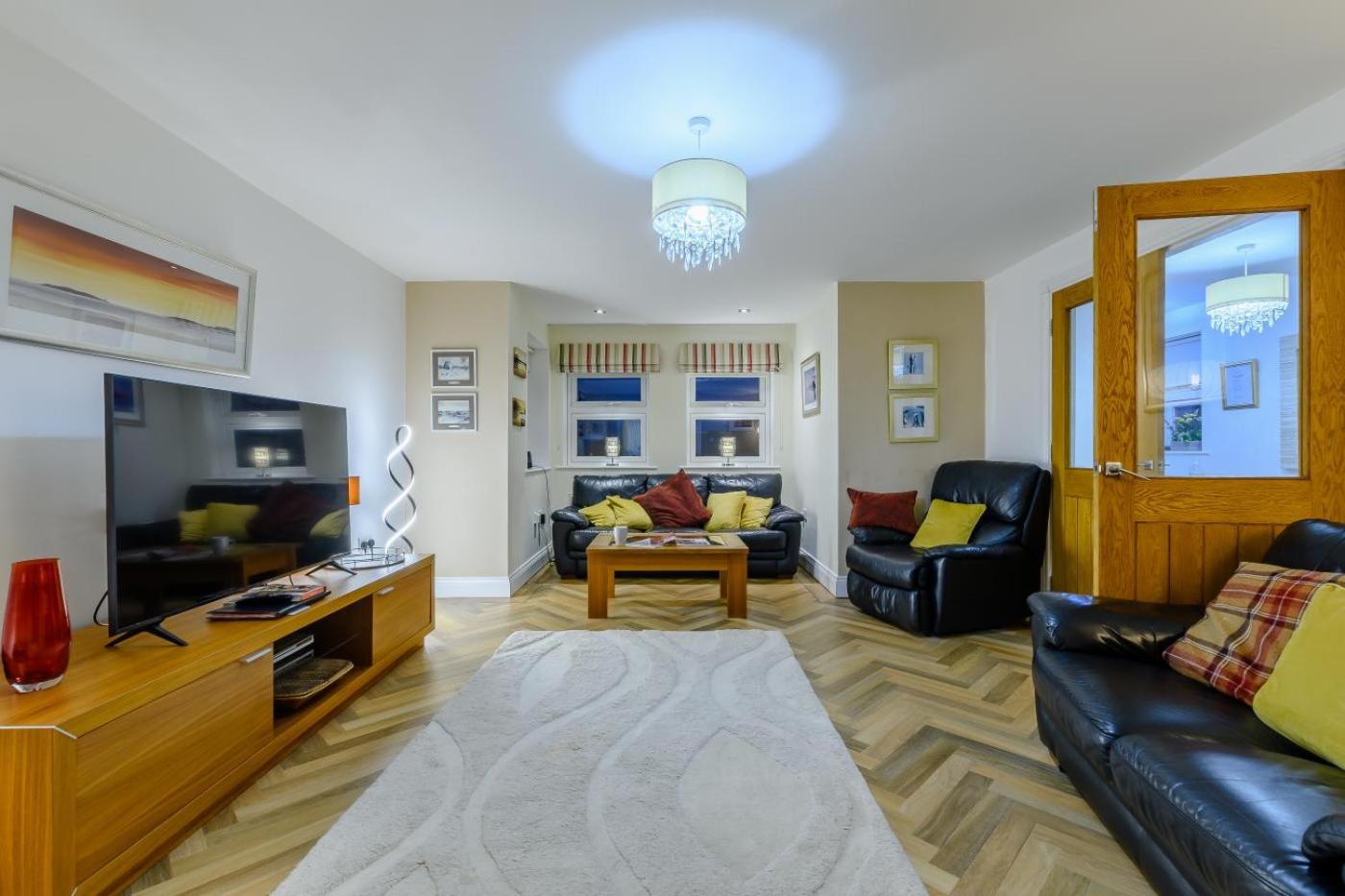 Four-Bedroom House photo 2