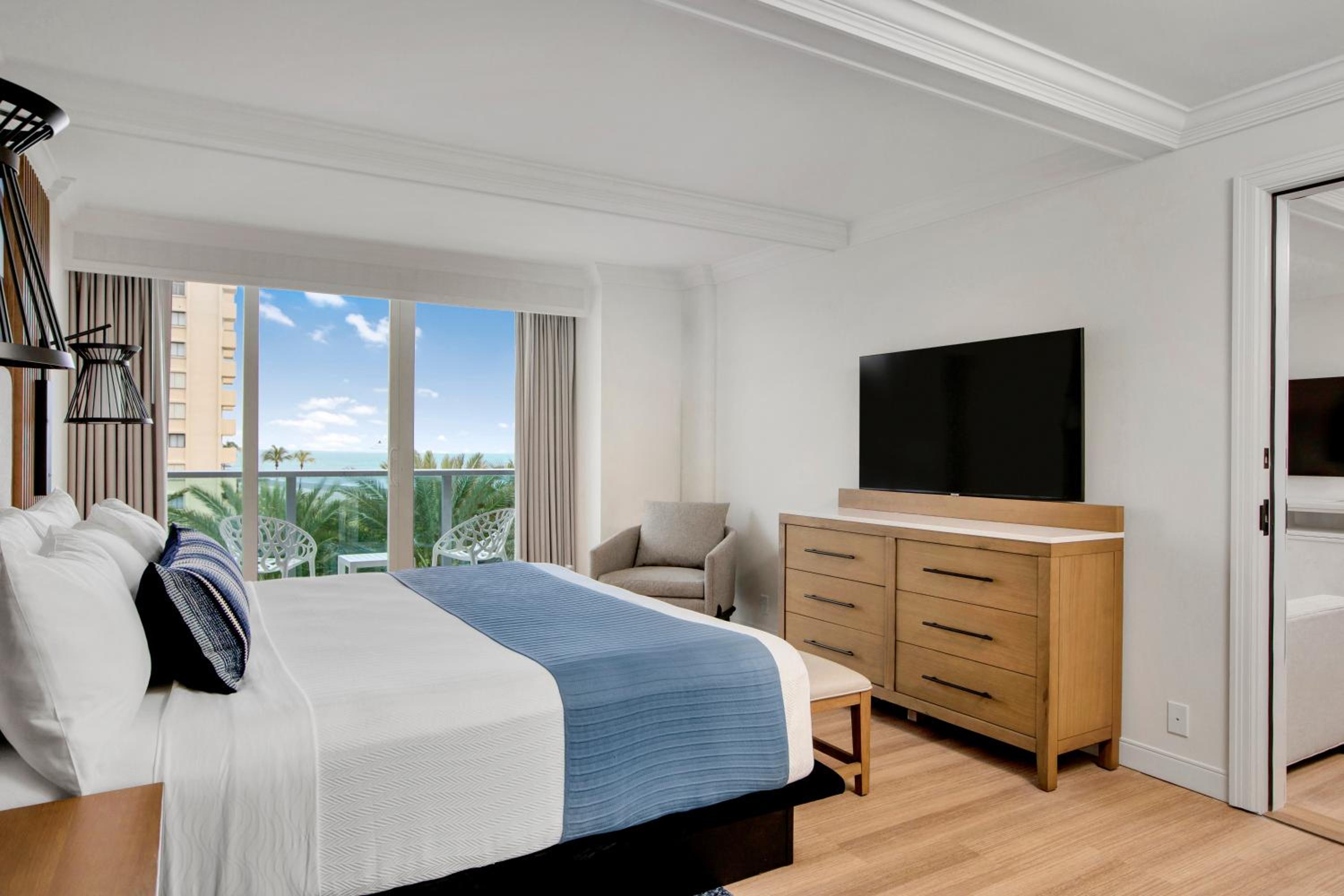 Superior King Suite with Partial View  photo 3