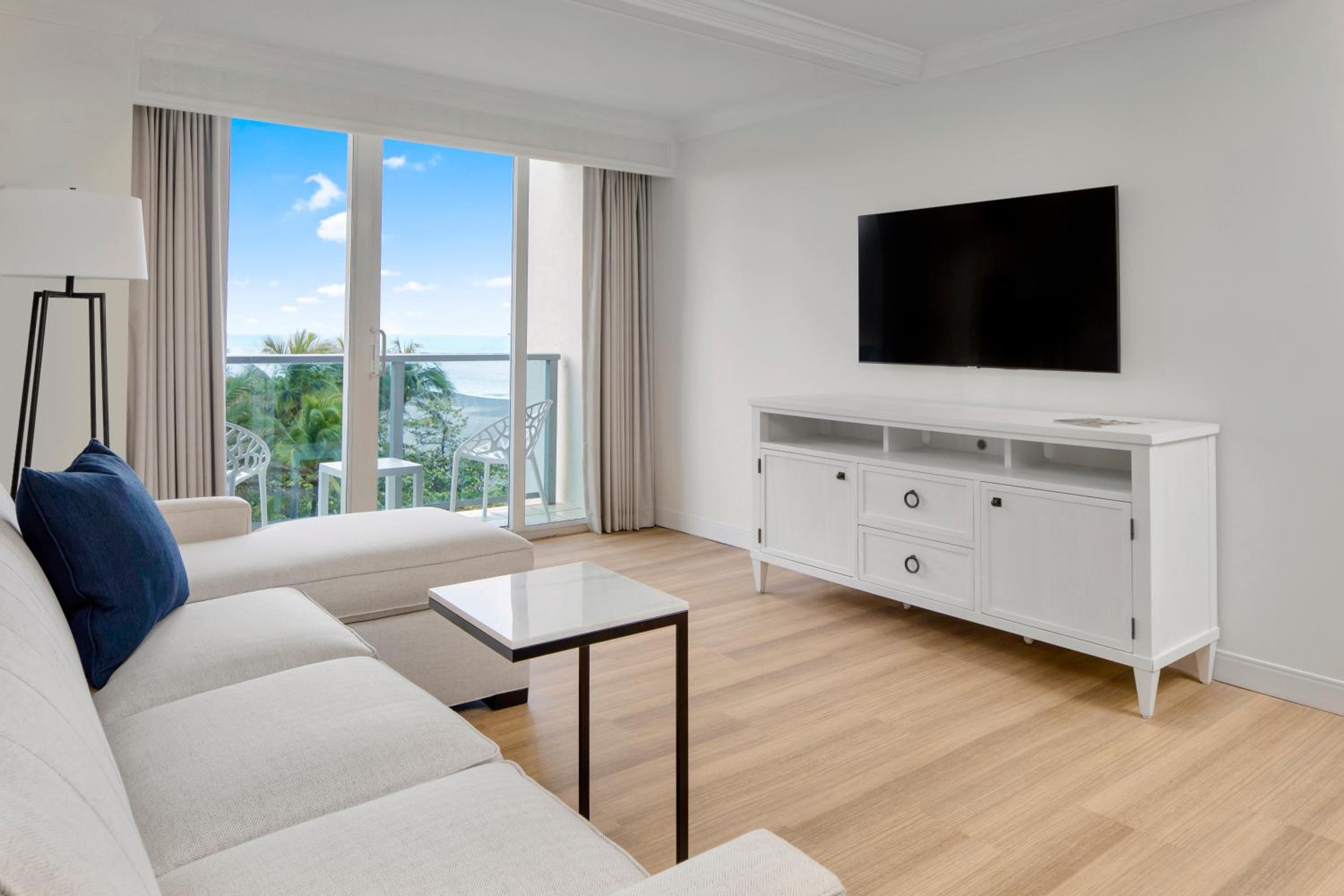Superior King Suite with Partial View – Disability Access photo 2