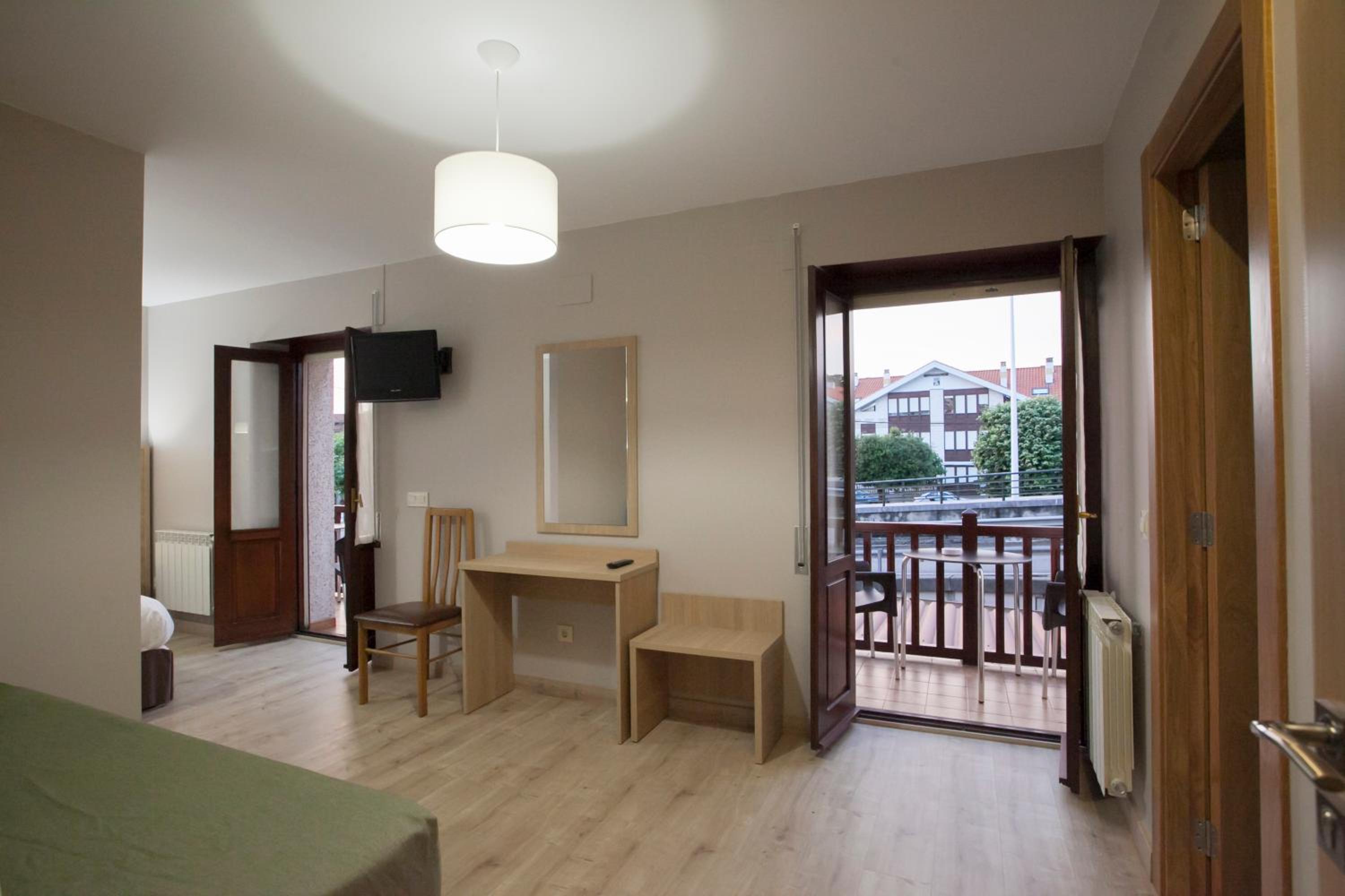 Quadruple Room with Private Bathroom photo 2