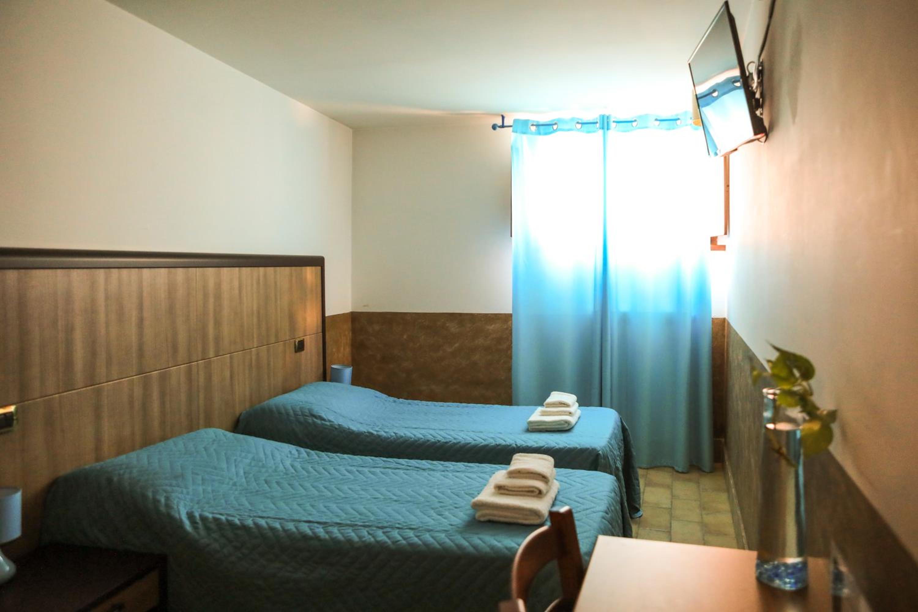 Twin Room - Photo 4