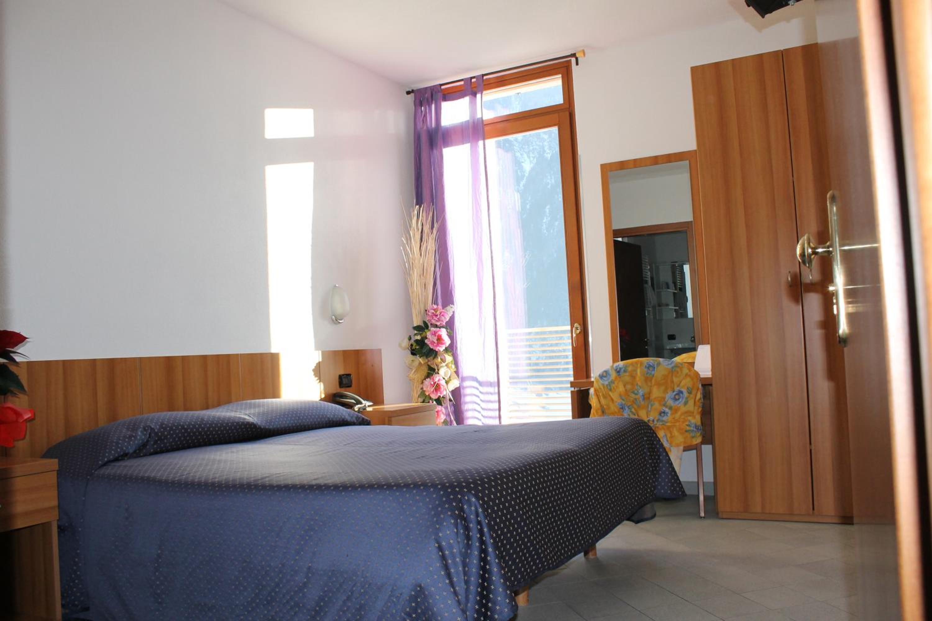 Double or Twin Room with Balcony - Photo 4