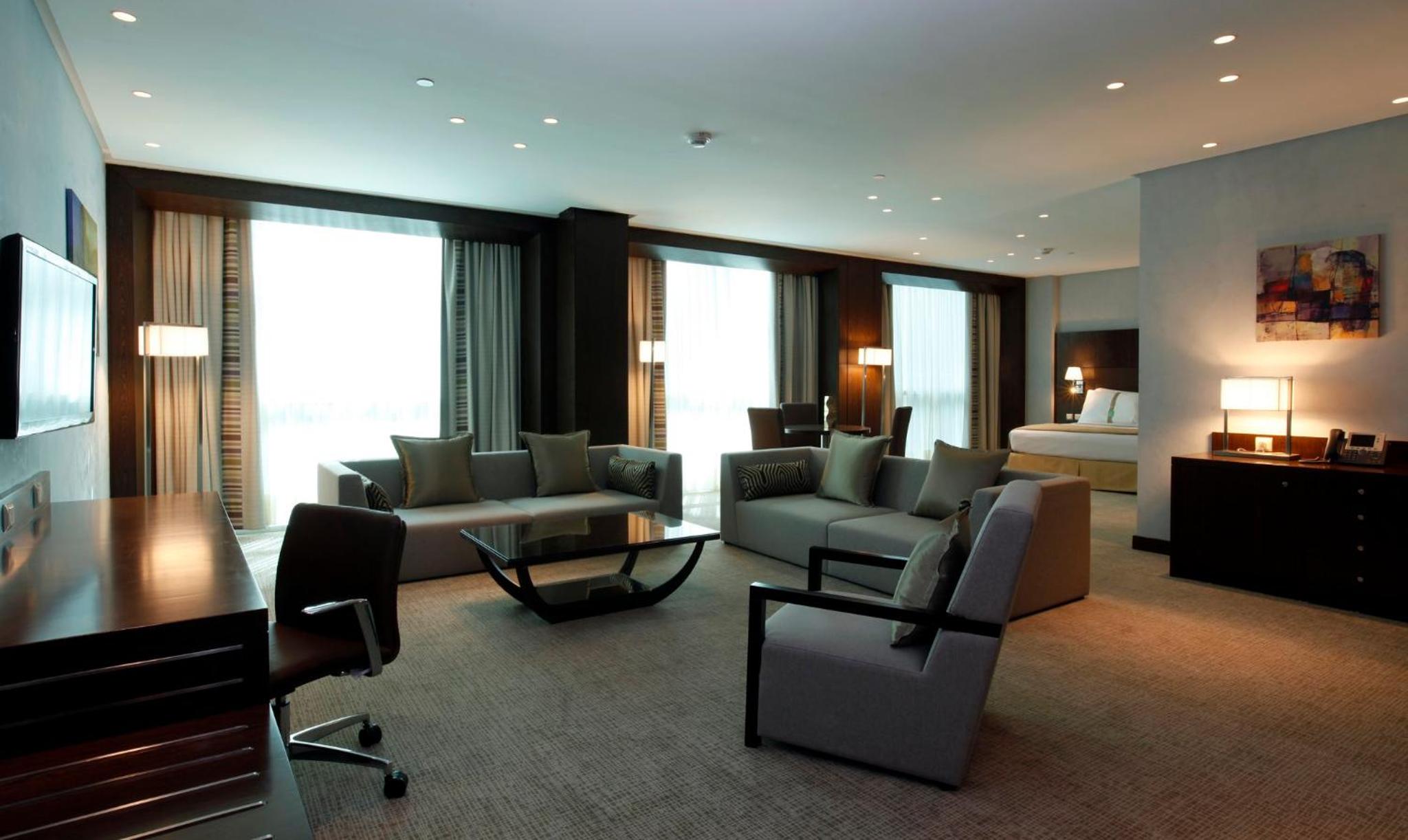 King Suite with Living Area - Smoking photo 2