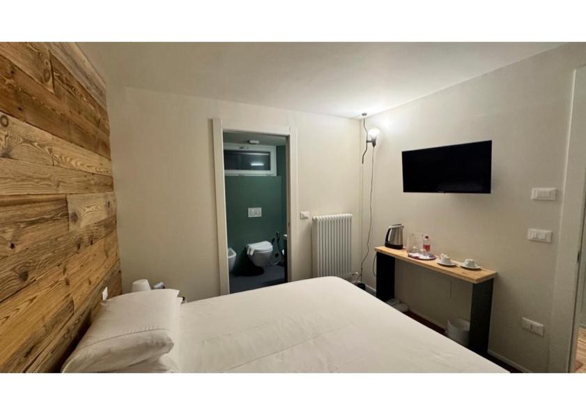 Economy Twin Room photo 2