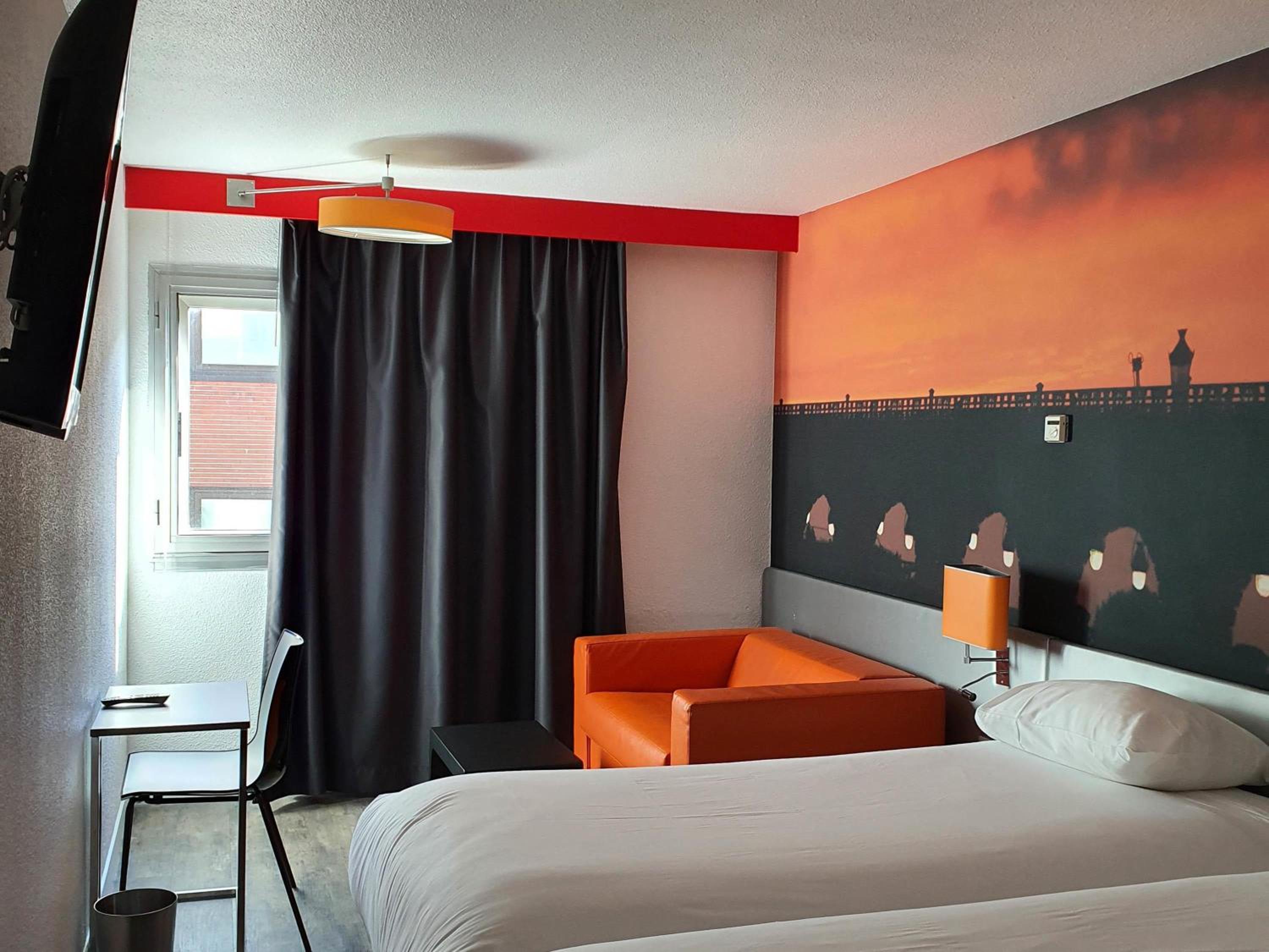 Standard Family Suite with Two Connecting Rooms thumbnail 5
