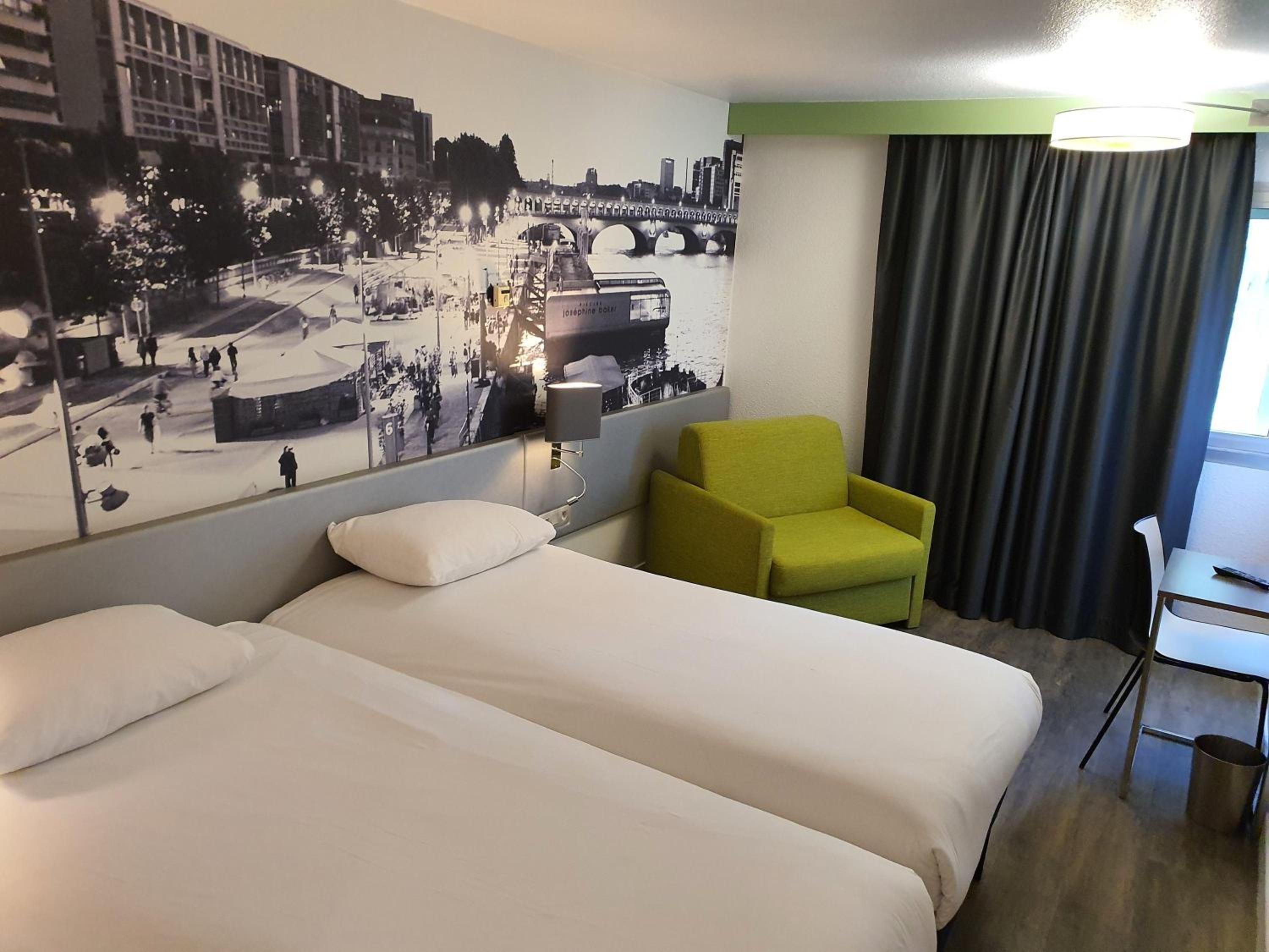 Standard Family Suite with Two Connecting Rooms thumbnail 6