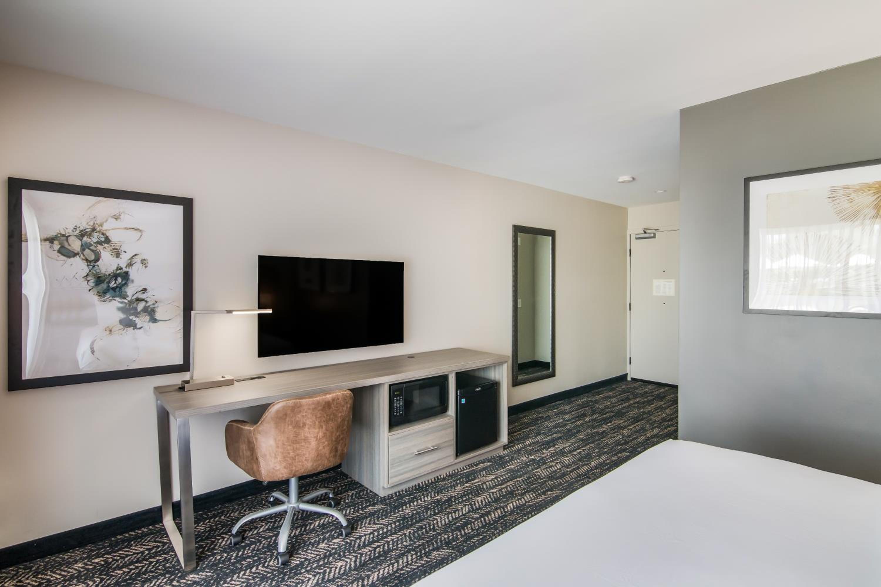 King Room - Non-Smoking - Photo 6
