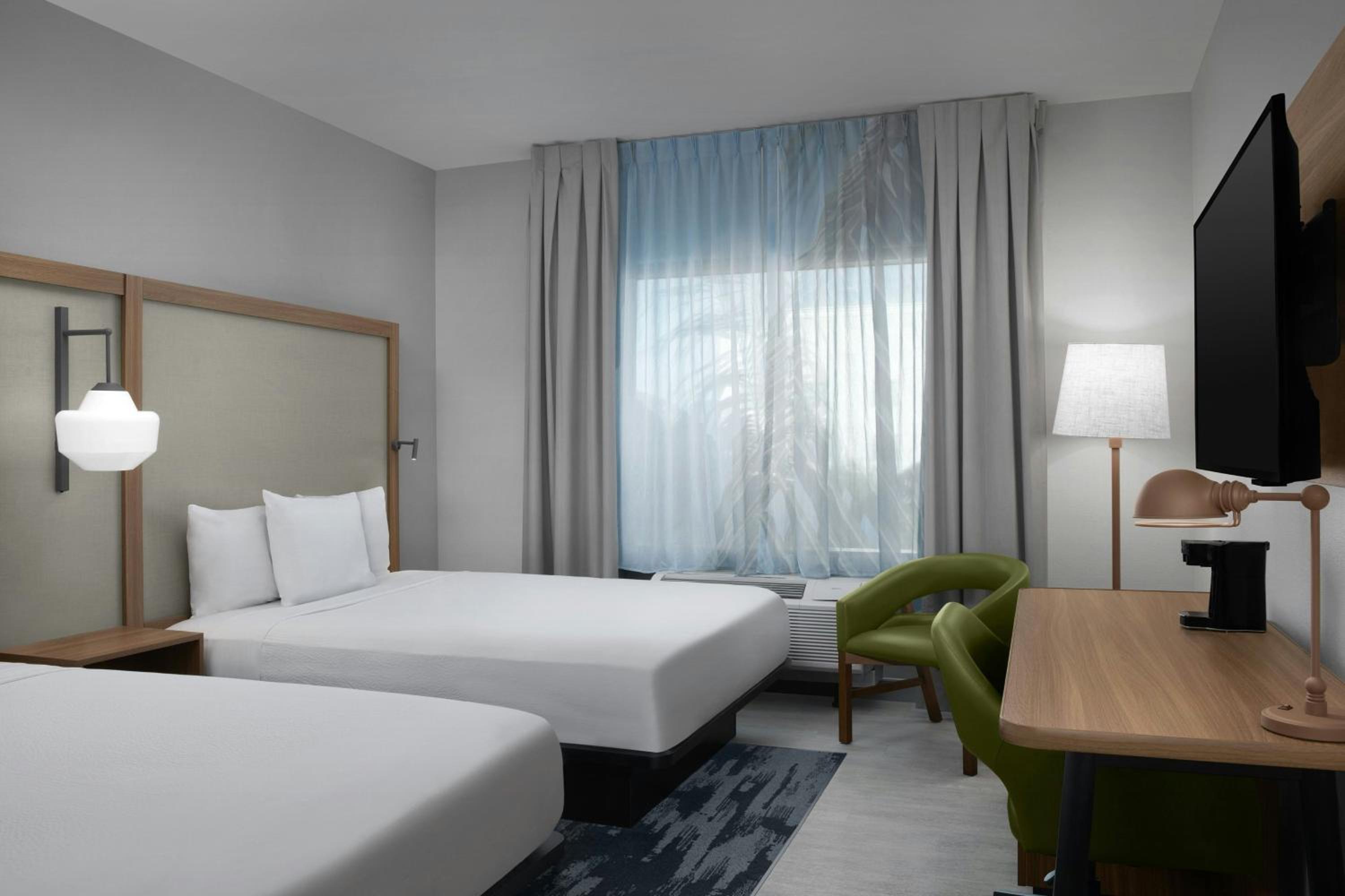 Queen Room with Two Queen Beds - Photo 5