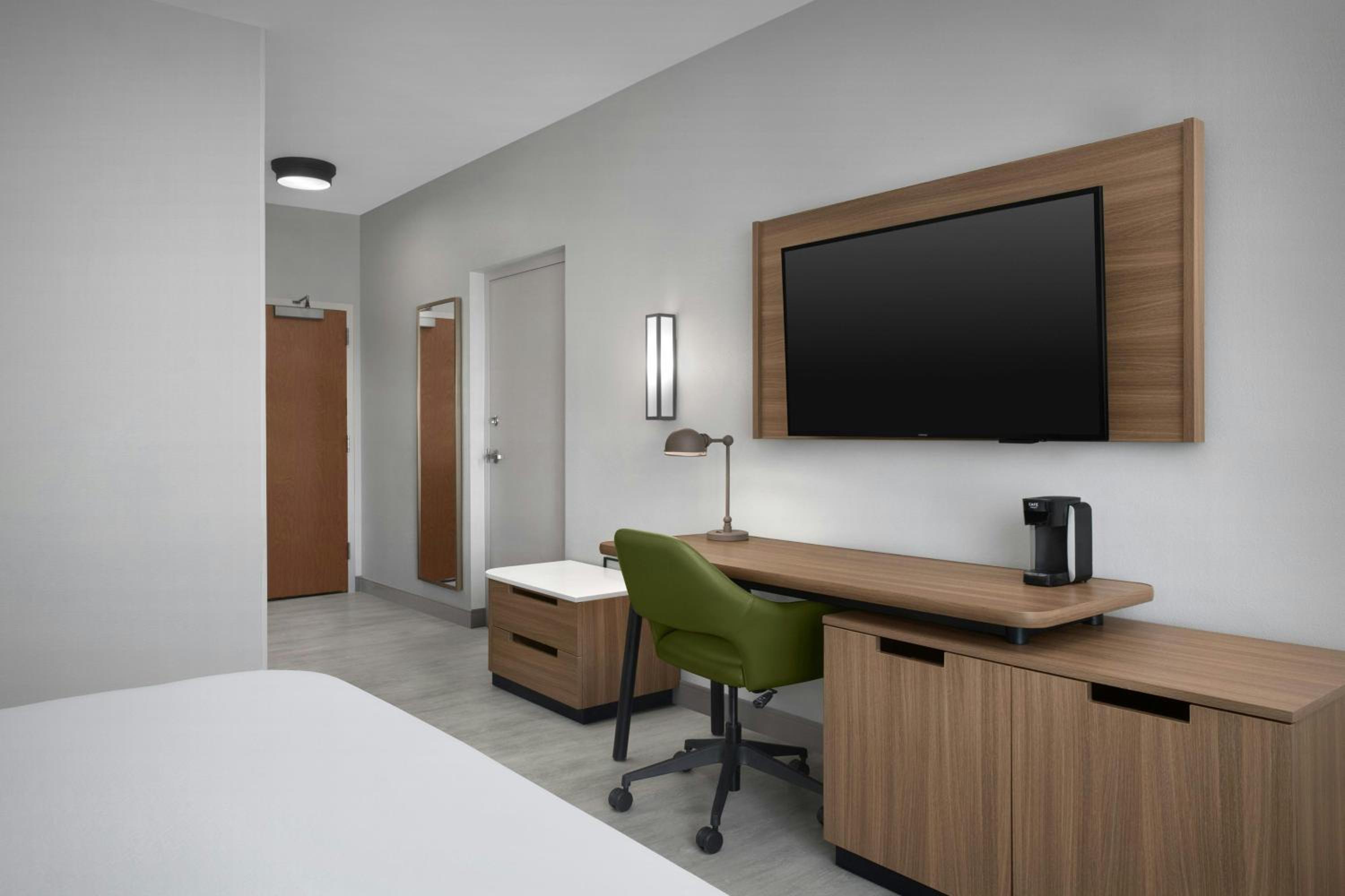 King Room with Roll-in Shower - Mobility Accessible - Photo 4