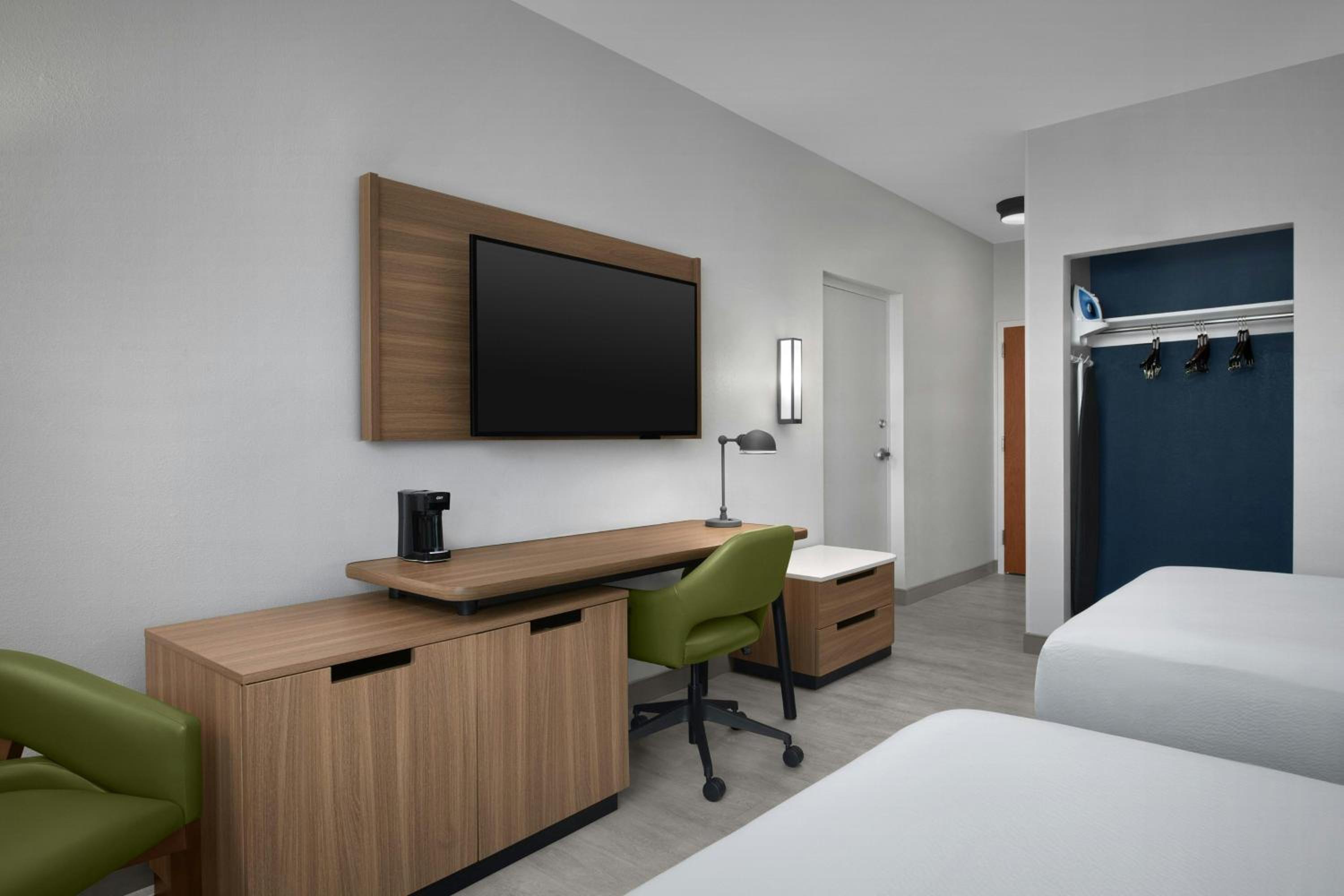 Queen Room with Two Queen Beds - Photo 8
