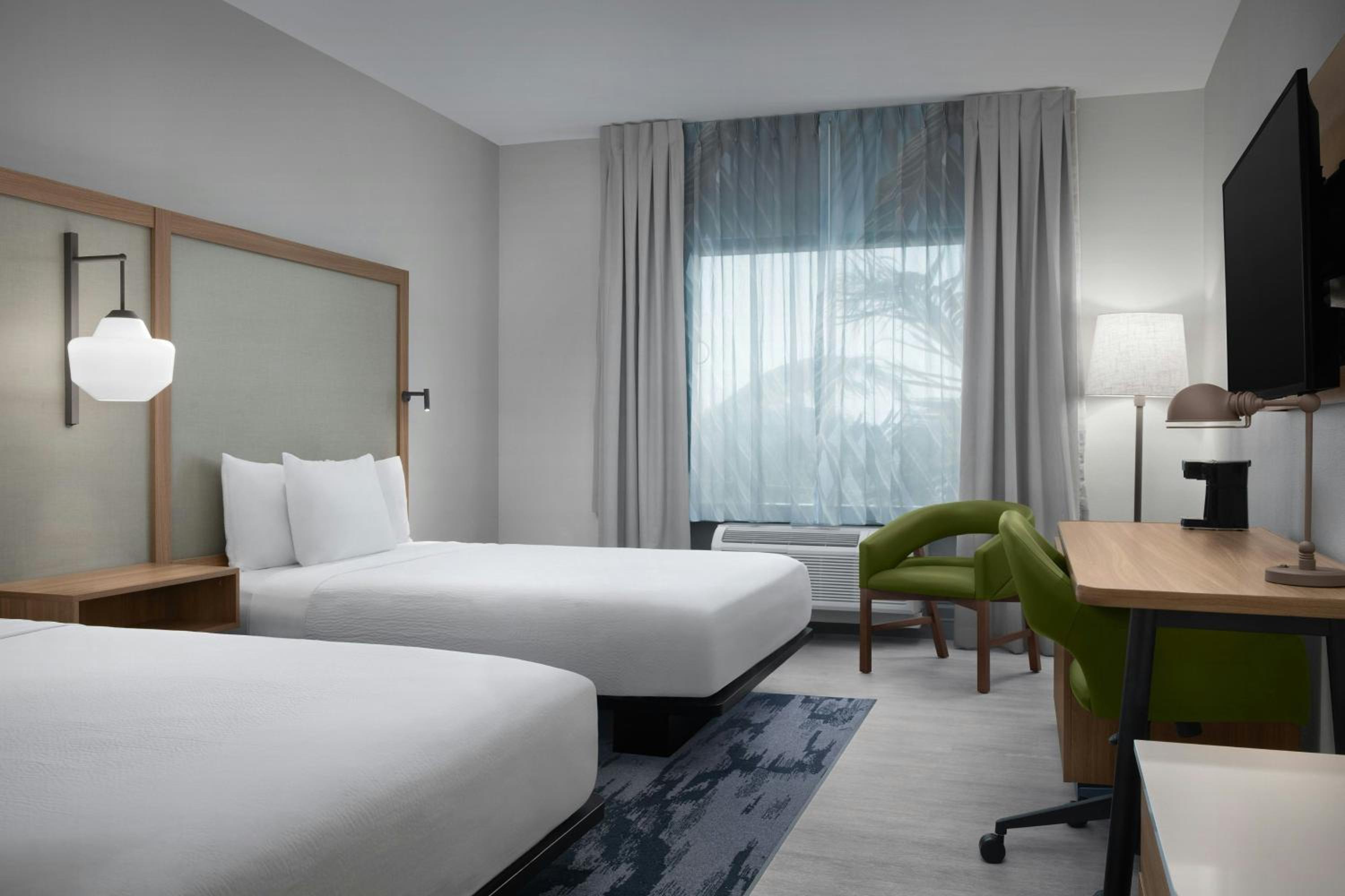 Queen Room with Two Queen Beds - Photo 4