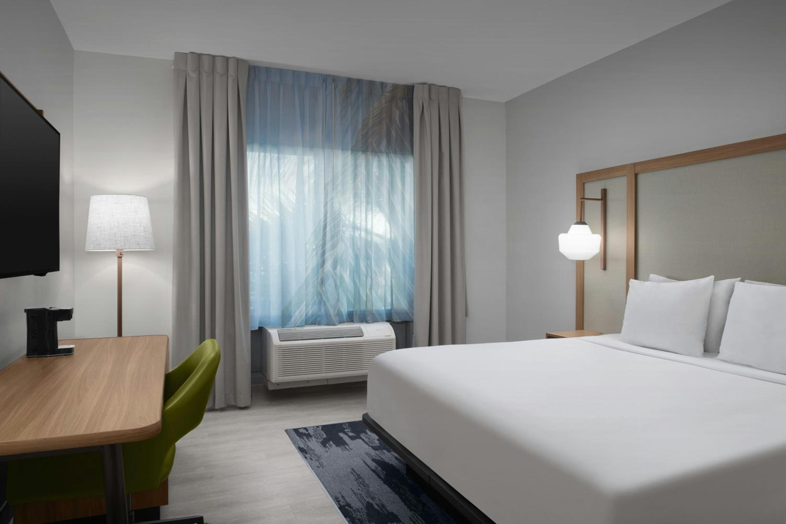 King Room with Roll-in Shower - Mobility Accessible - Photo 8