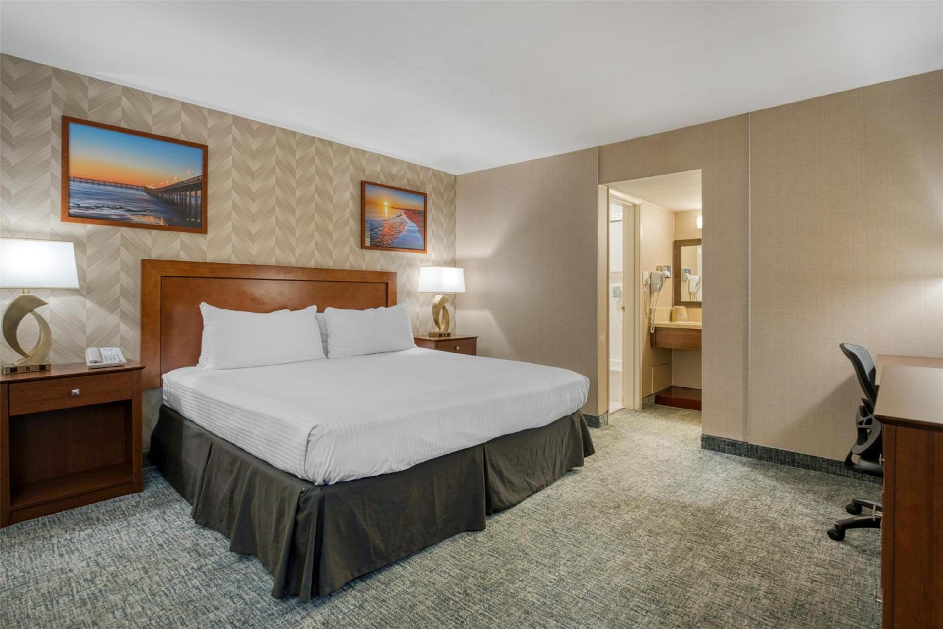 Queen Room with Roll-In Shower - Disability Access/Non-Smoking - Photo 2