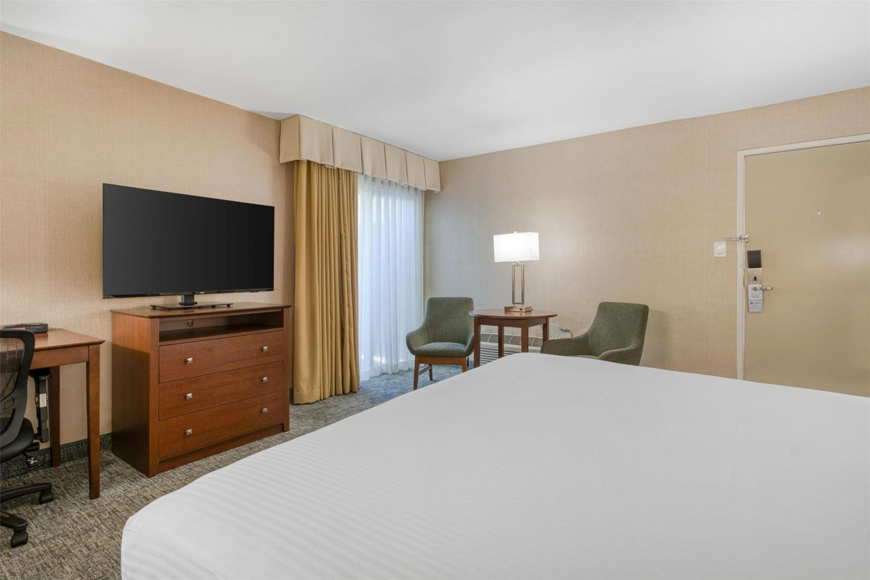 Queen Room with Roll-In Shower - Disability Access/Non-Smoking - Photo 3