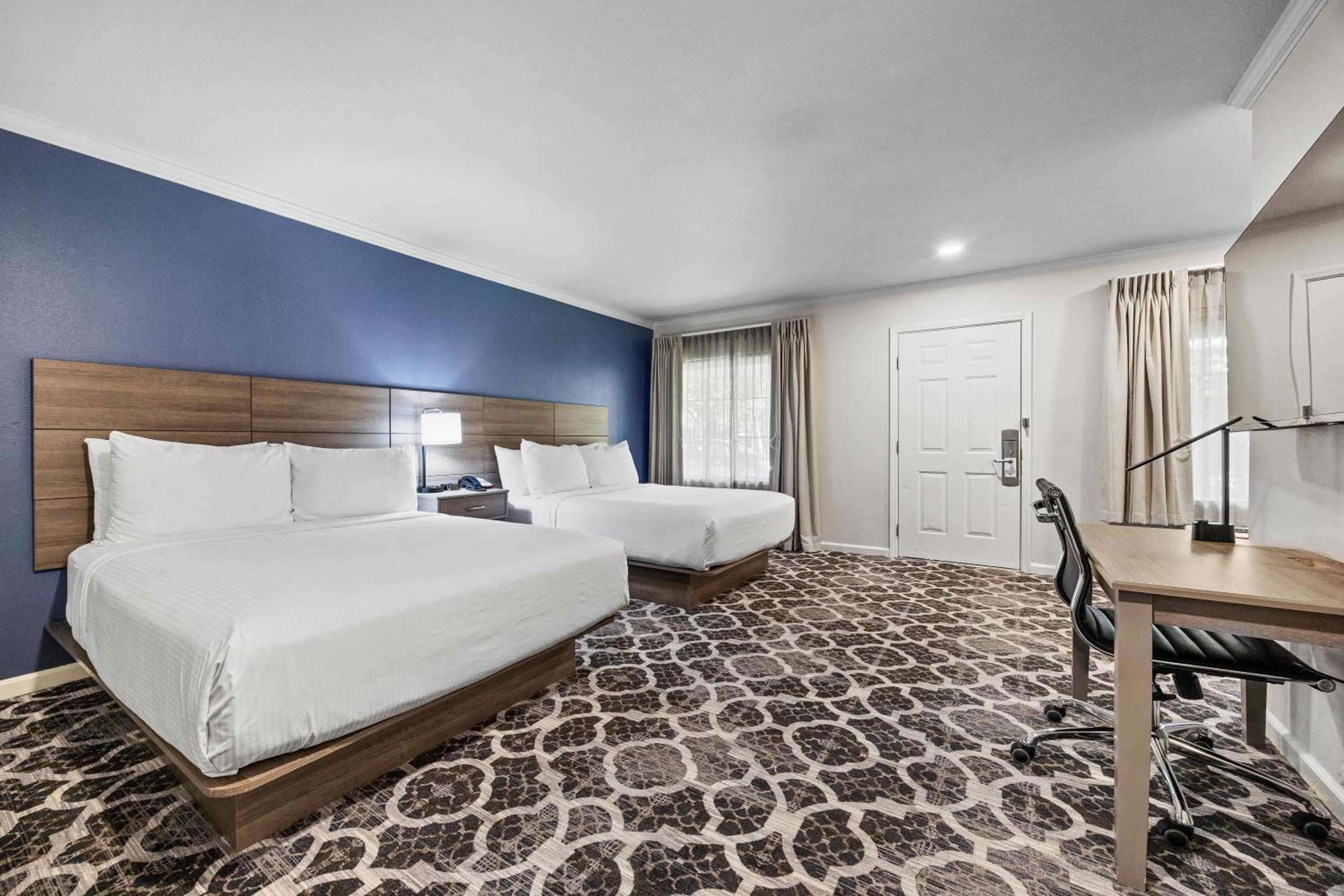 Quadruple Room with Two Queen Beds and Roll-In Shower - Non Smoking photo 1
