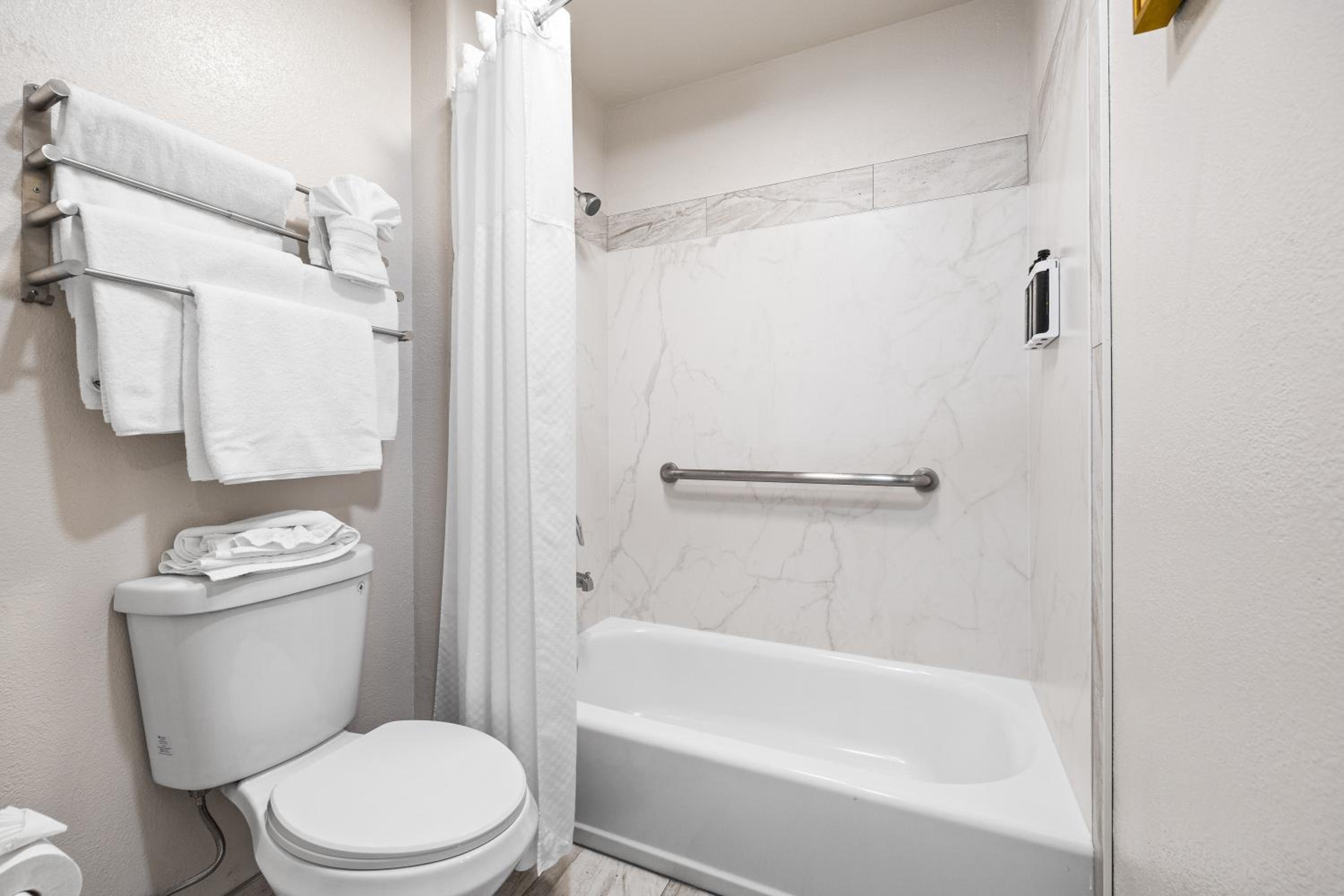 Quadruple Room with Two Queen Beds - Non Smoking/Pet Friendly photo 2
