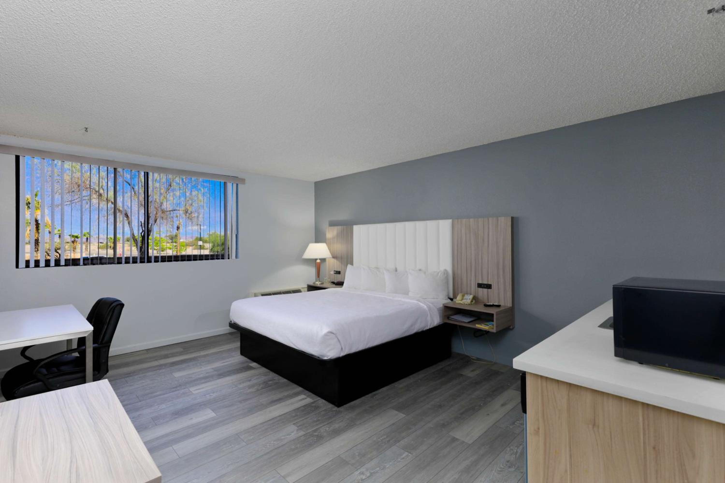 King Room - Non-Smoking - Photo 2