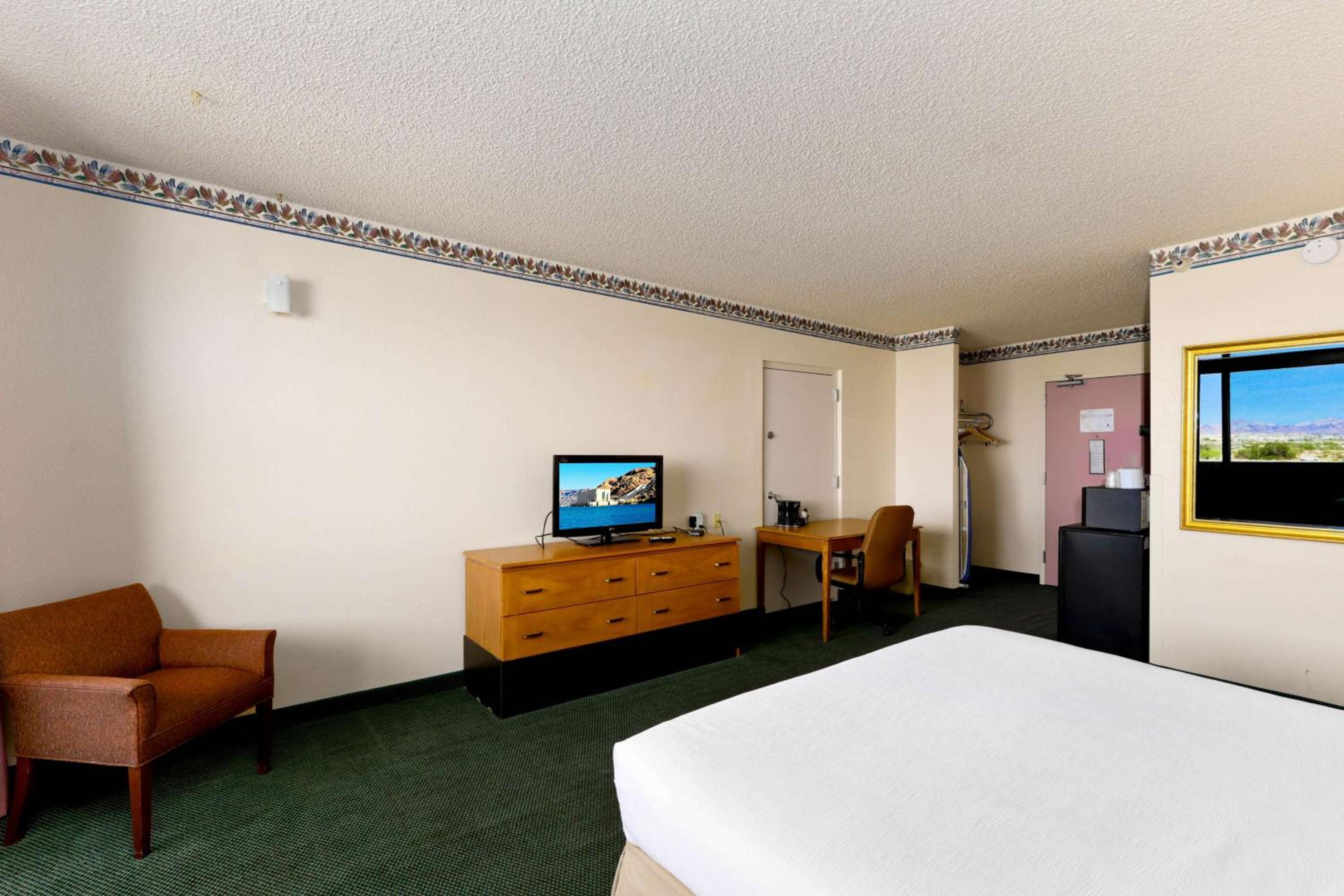 King Room - Non-Smoking - Photo 3