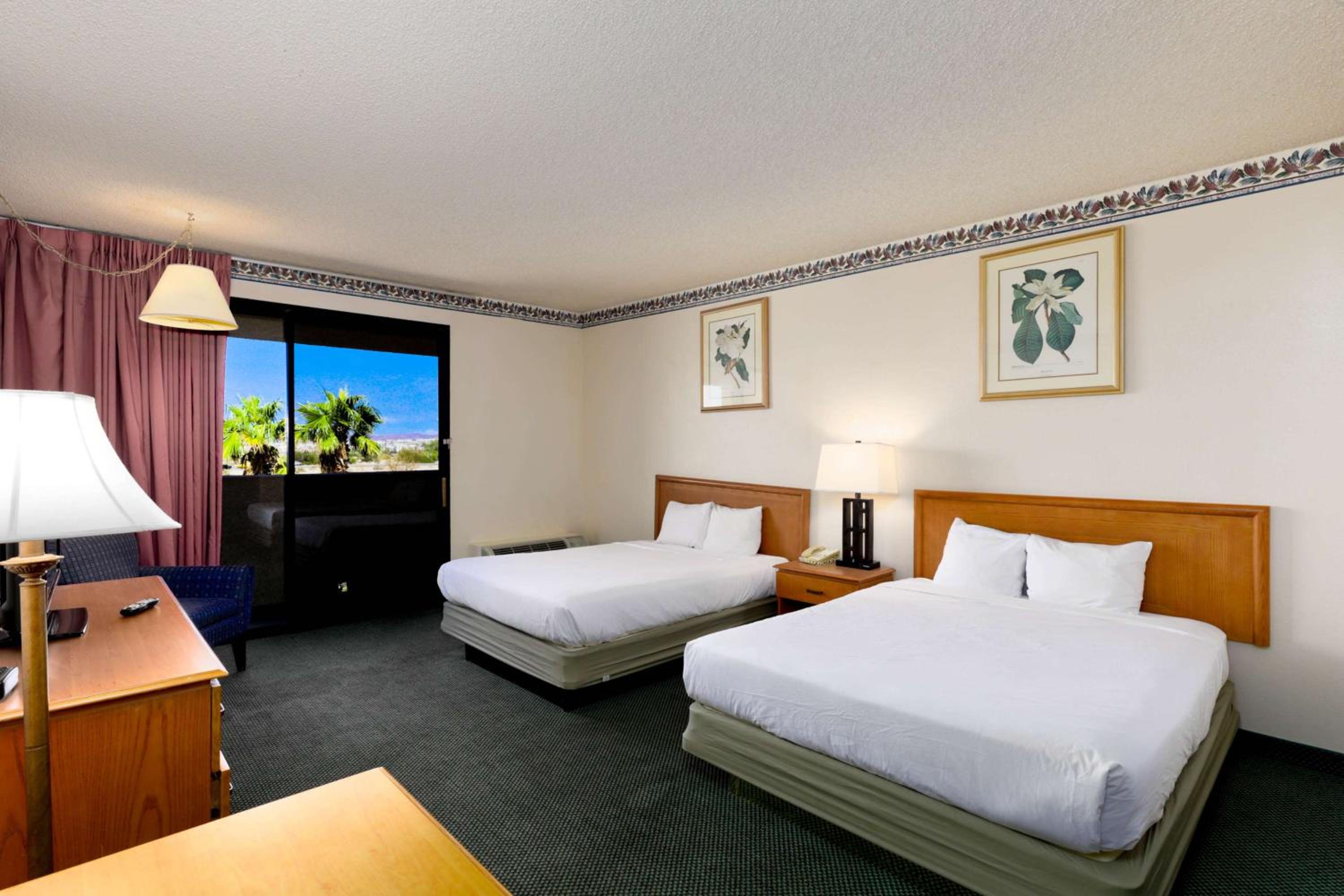 Queen Room with Two Queen Beds - Non-Smoking - Photo 3
