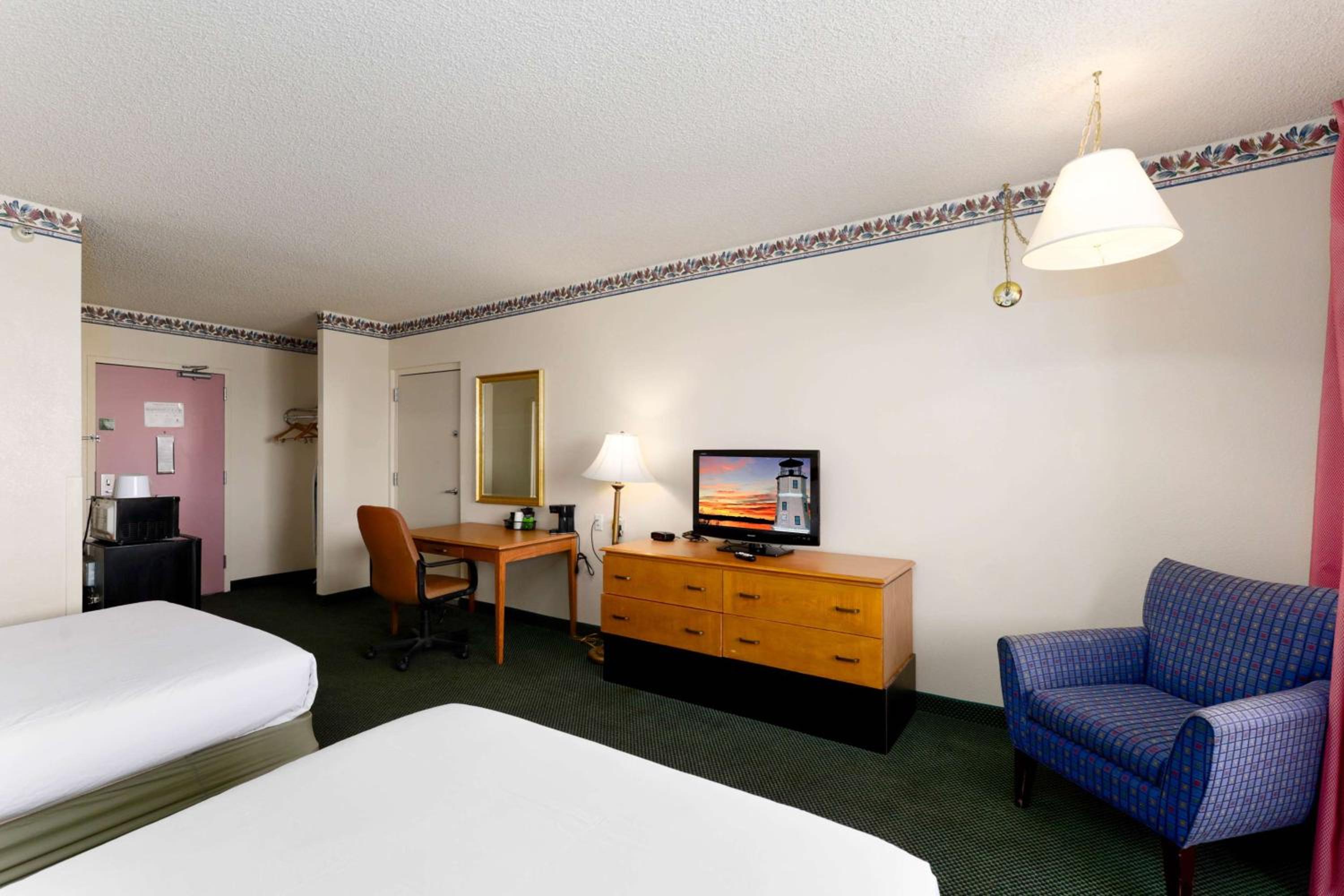 Queen Room with Two Queen Beds - Non-Smoking - Photo 4