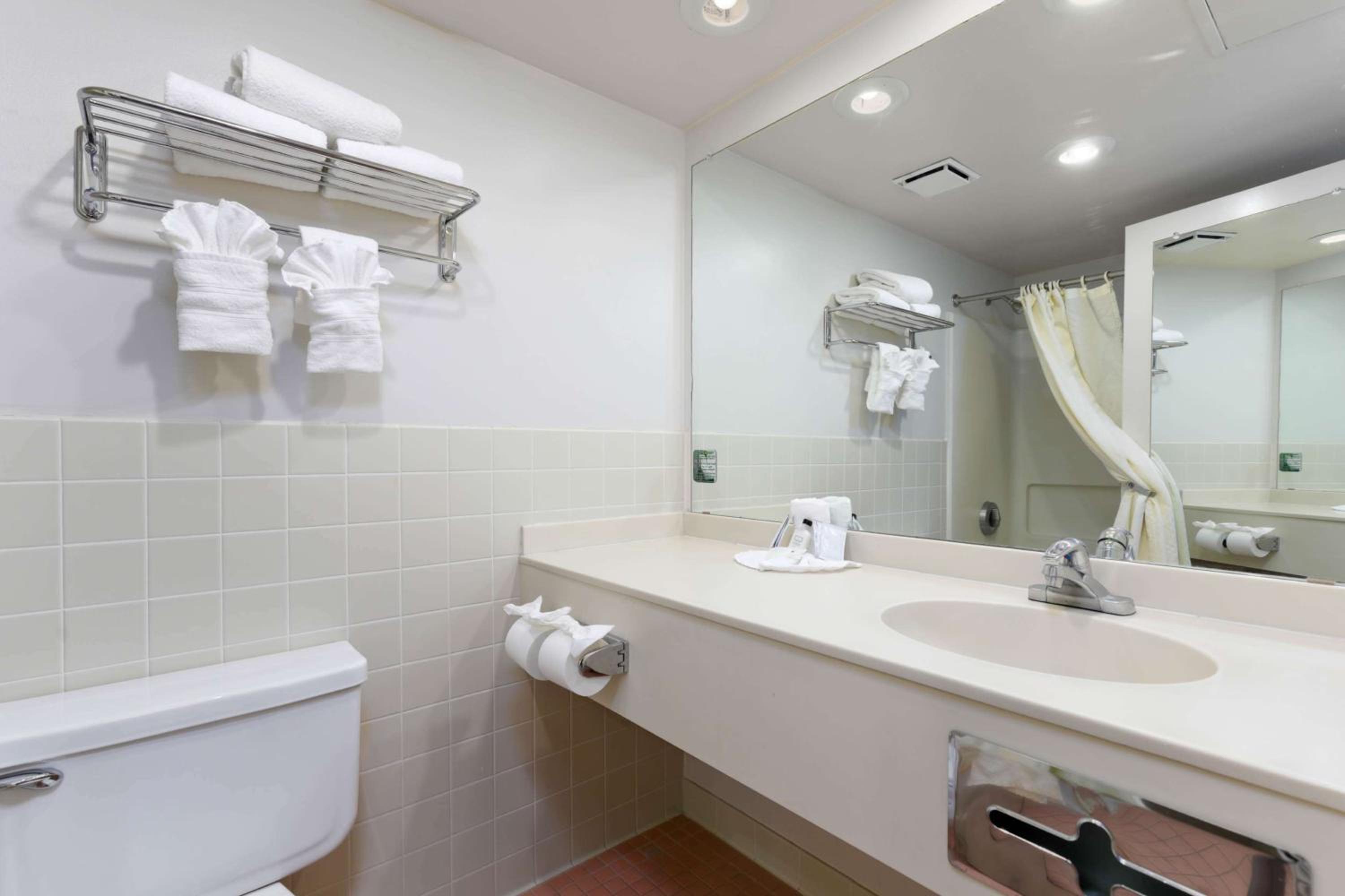 Queen Room with Two Queen Beds - Non-Smoking - Photo 6