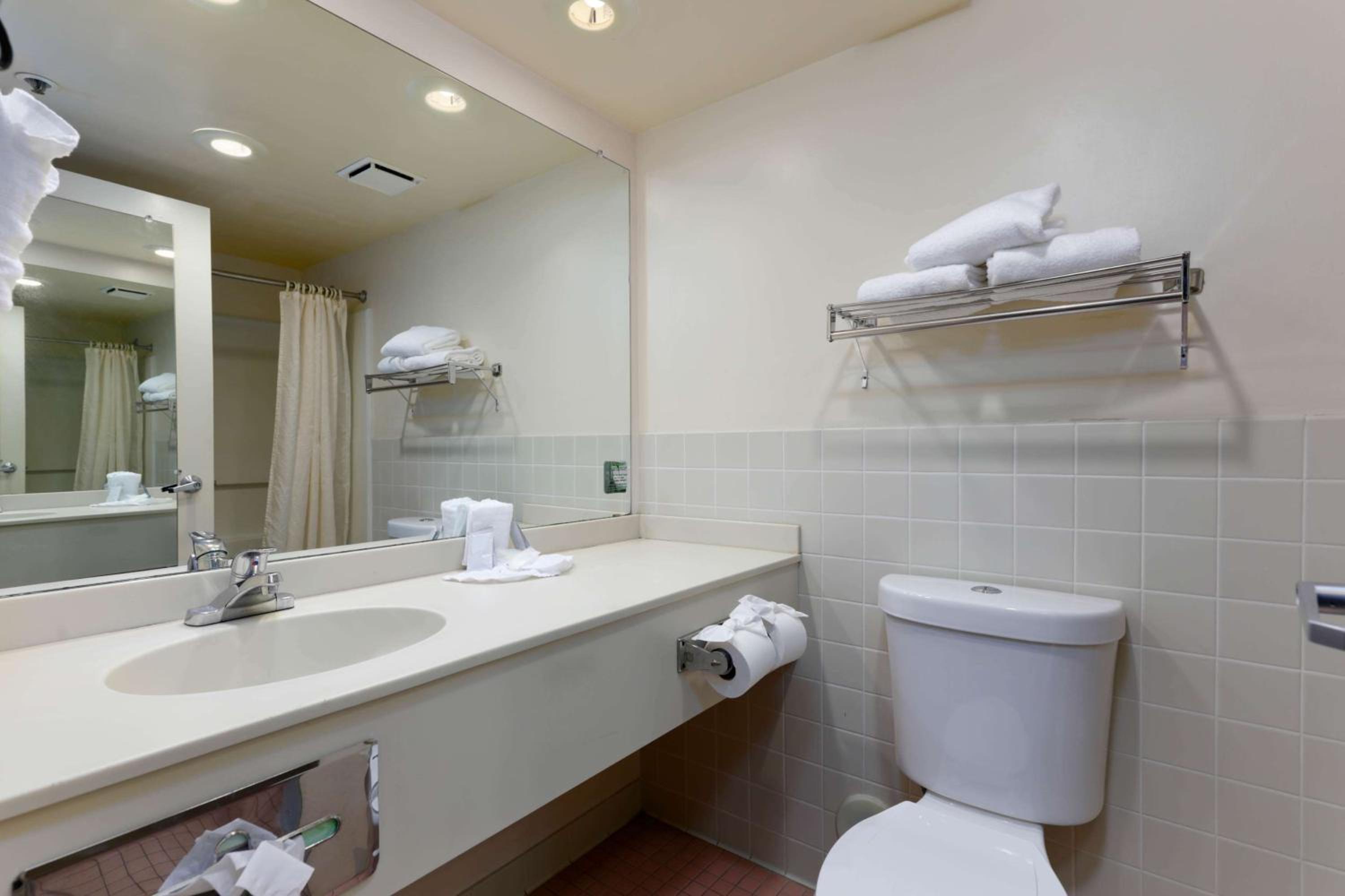 Queen Room with Two Queen Beds - Non-Smoking - Photo 5