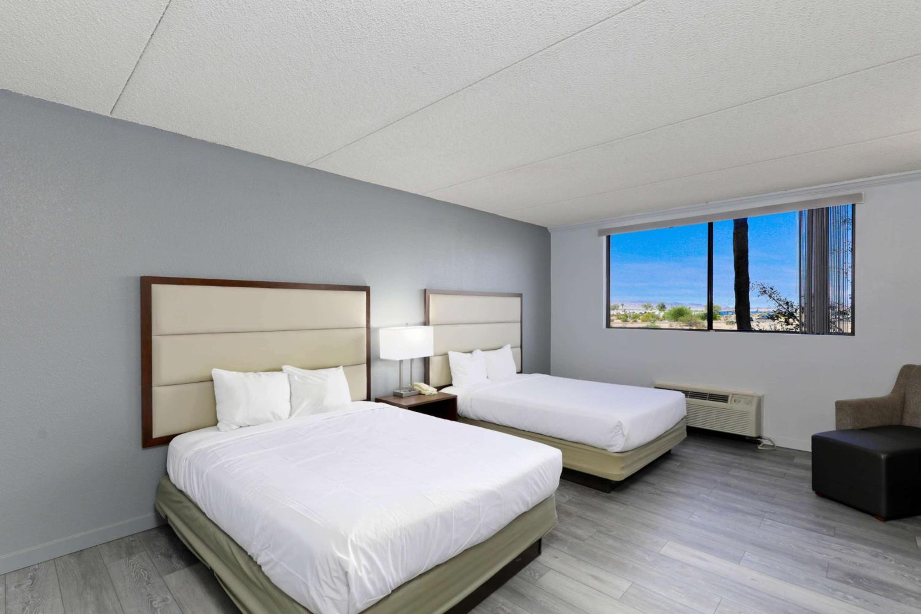 Queen Room with Two Queen Beds - Non-Smoking - Photo 2