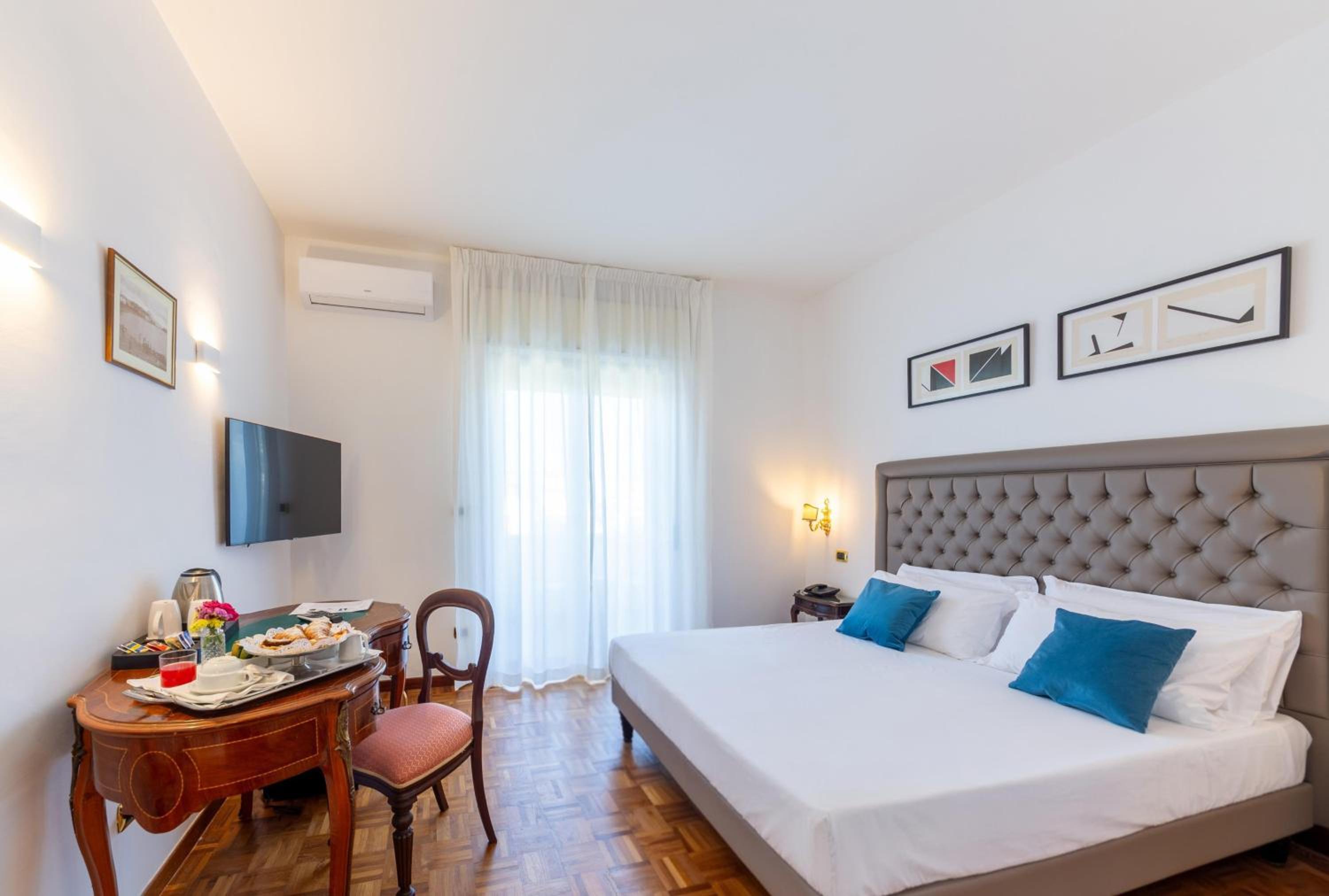 Deluxe Queen Room with Sea View - Non-Smoking