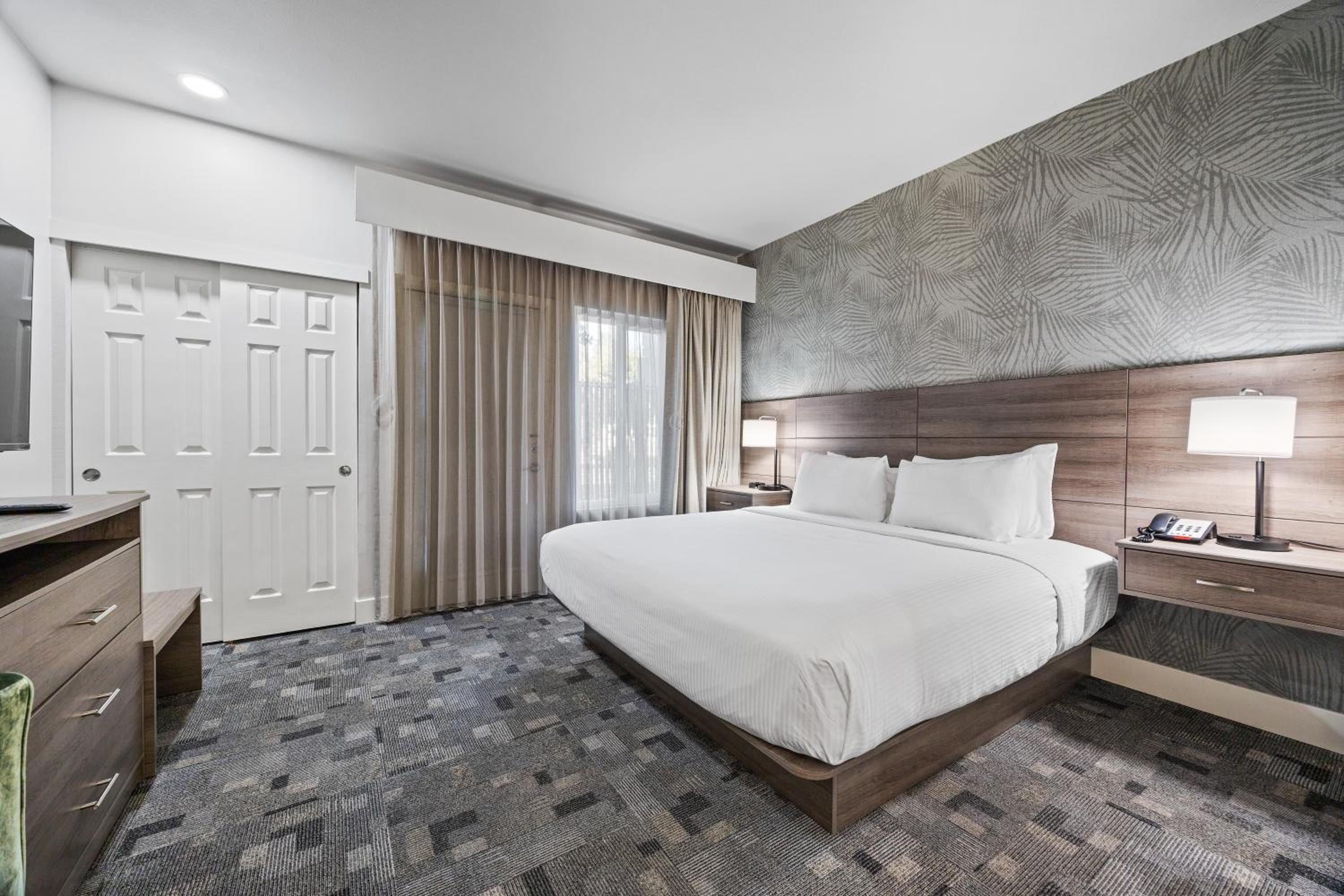 King Suite - Non Smoking/Pet Friendly - Photo 2