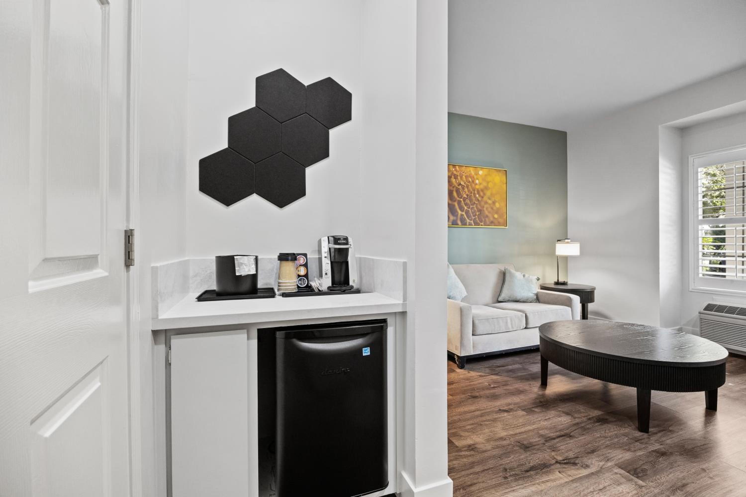 King Suite with Roll-In Shower - Disability Access/Non Smoking