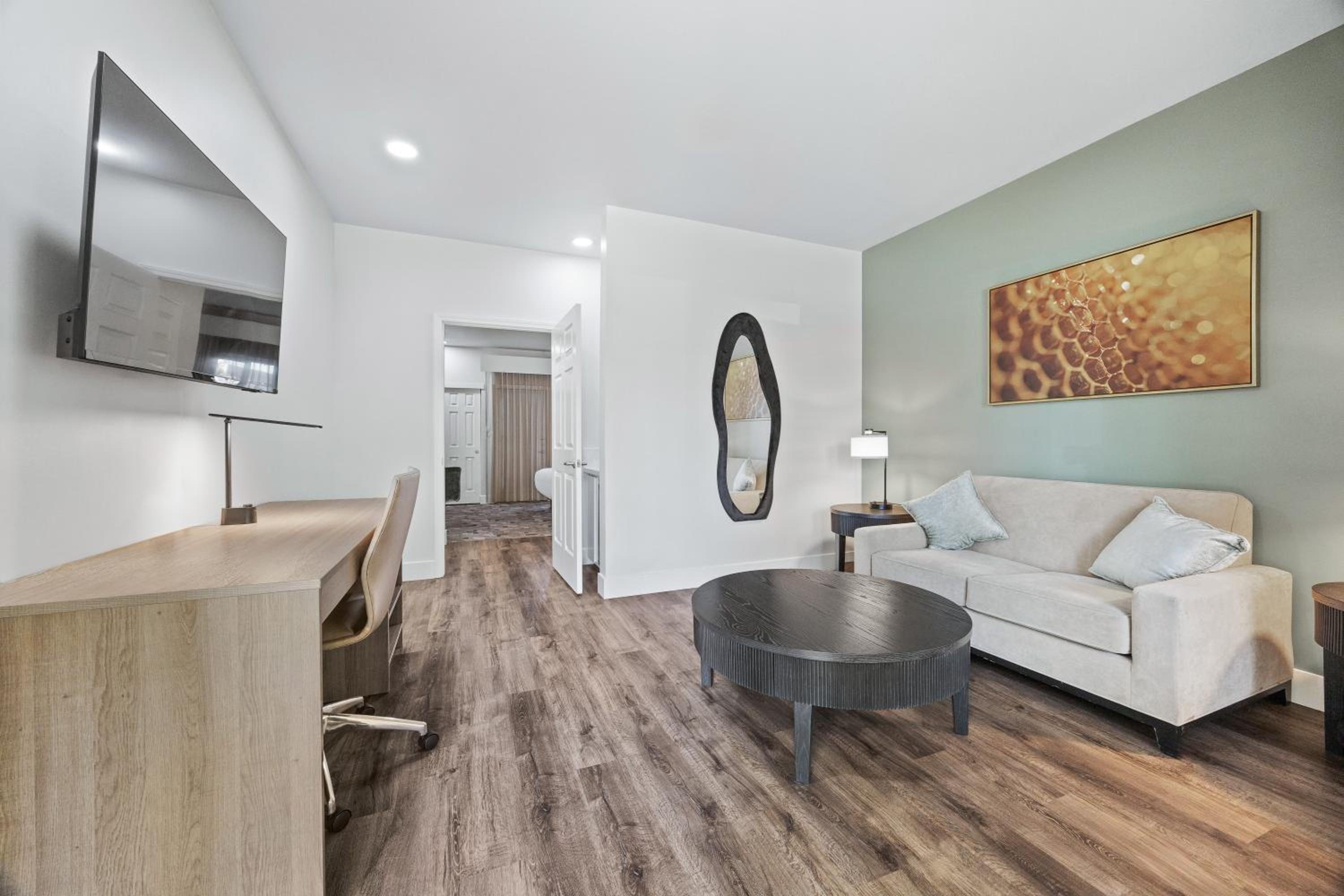 King Suite - Non Smoking/Pet Friendly - Photo 1
