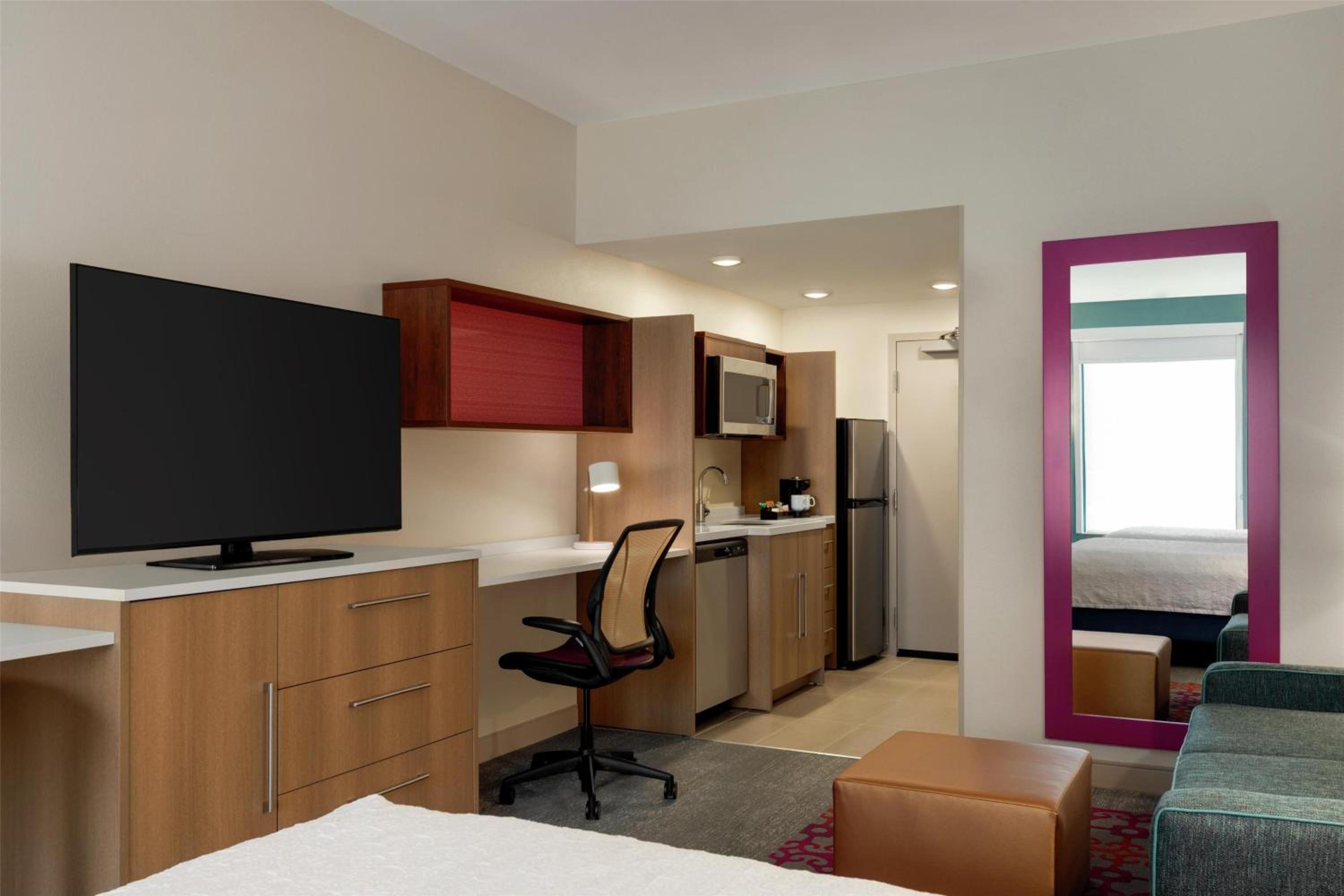 Studio Suite with Two Queen Beds - Photo 4