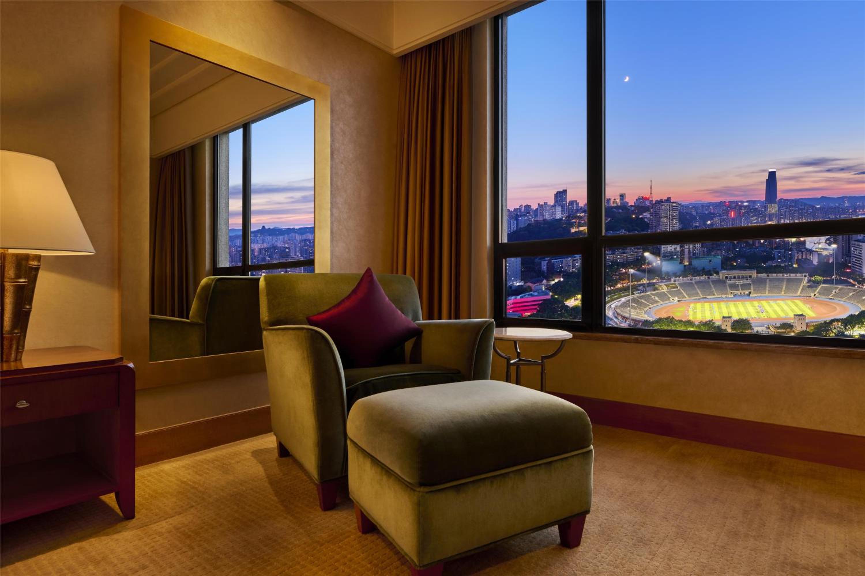 Deluxe King Room with City View - Photo 2