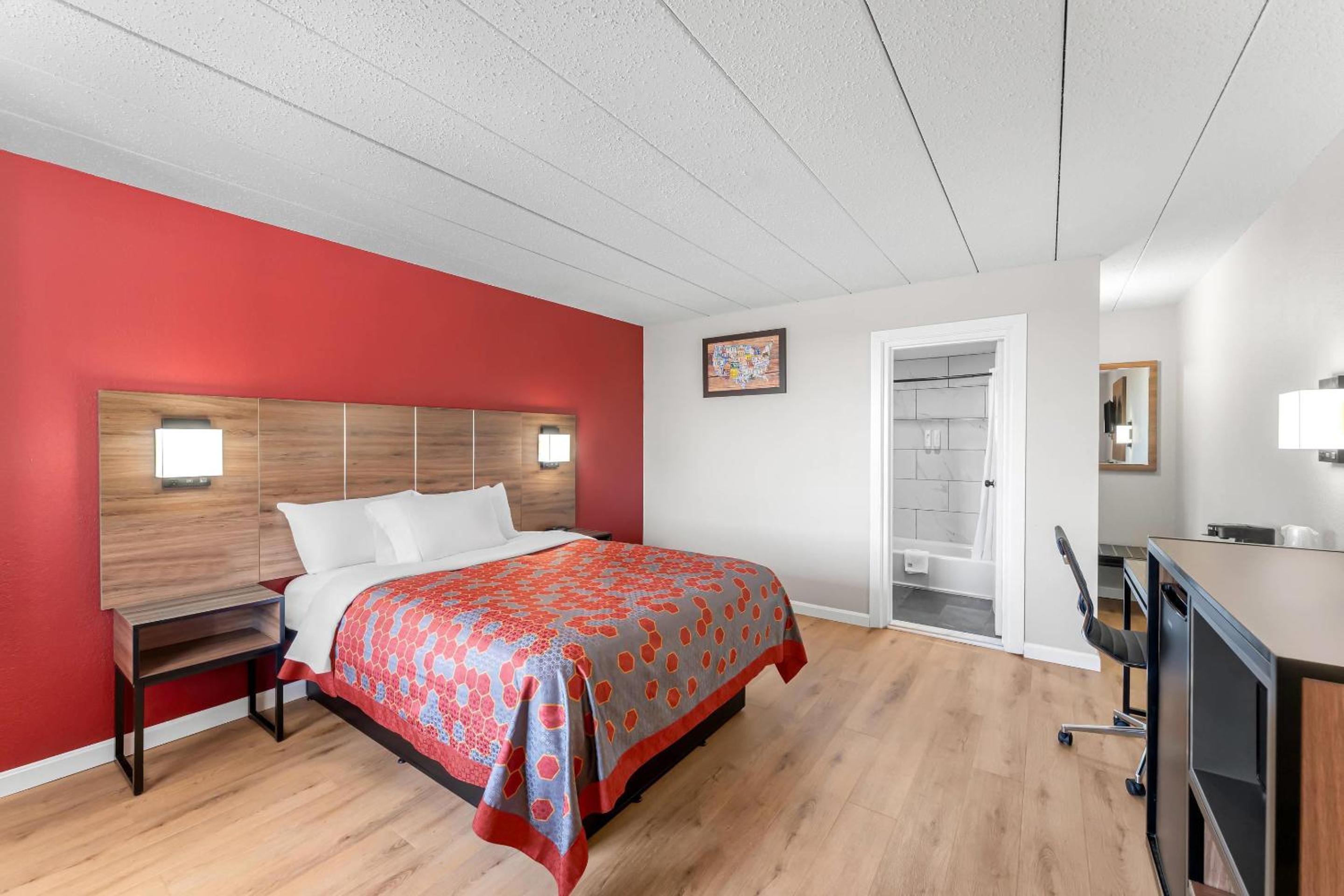 Standard Queen Room with Accessible Tub - Non Smoking - Photo 1