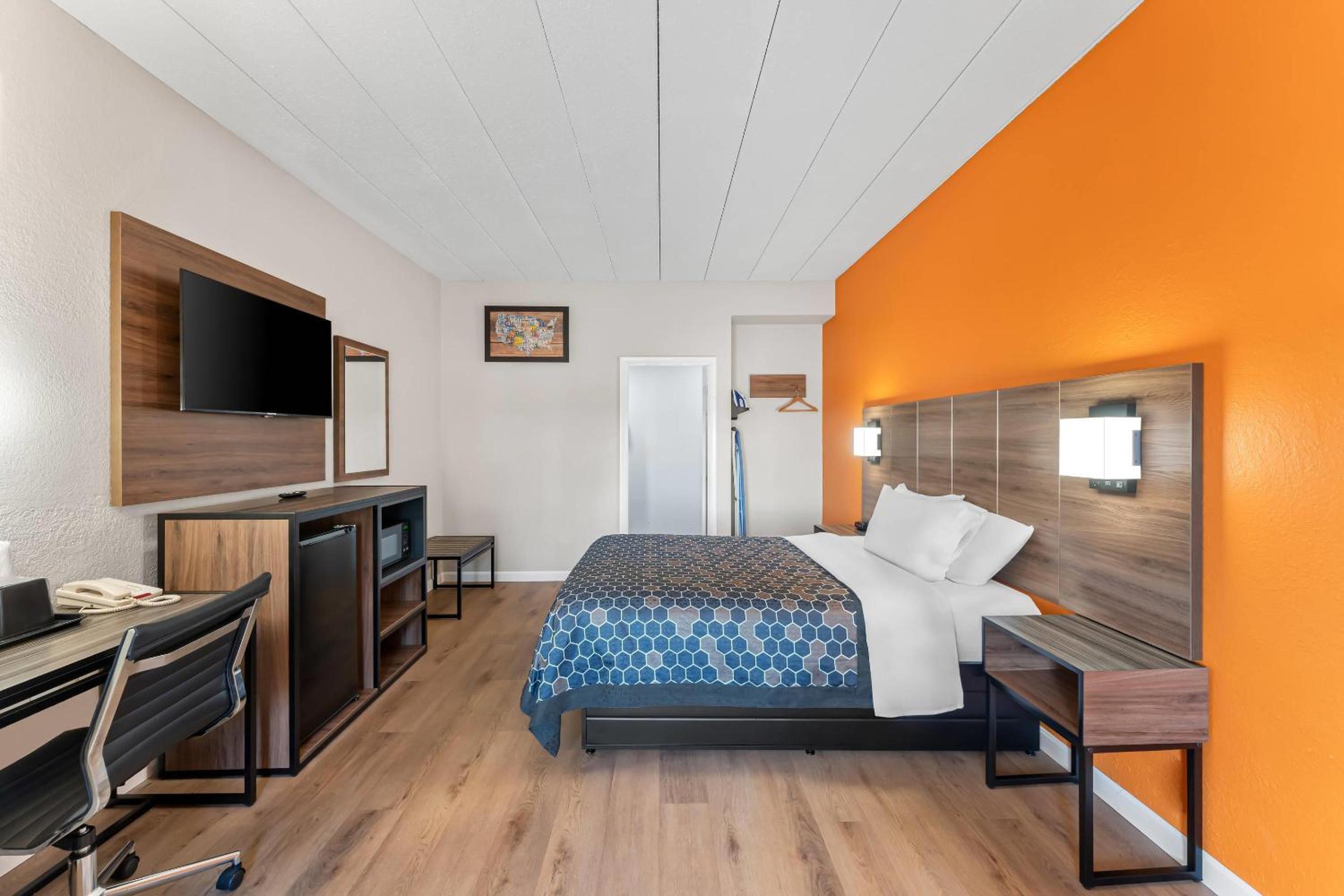 Queen Room - Smoking/Exterior Hall - Photo 1
