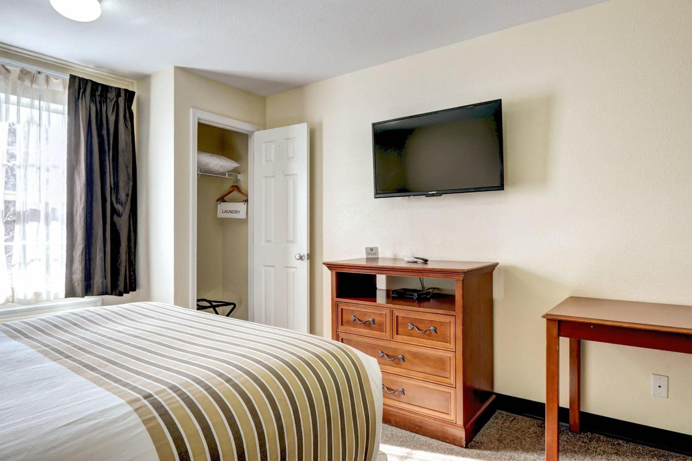 Queen Room - Non-Smoking - Photo 2