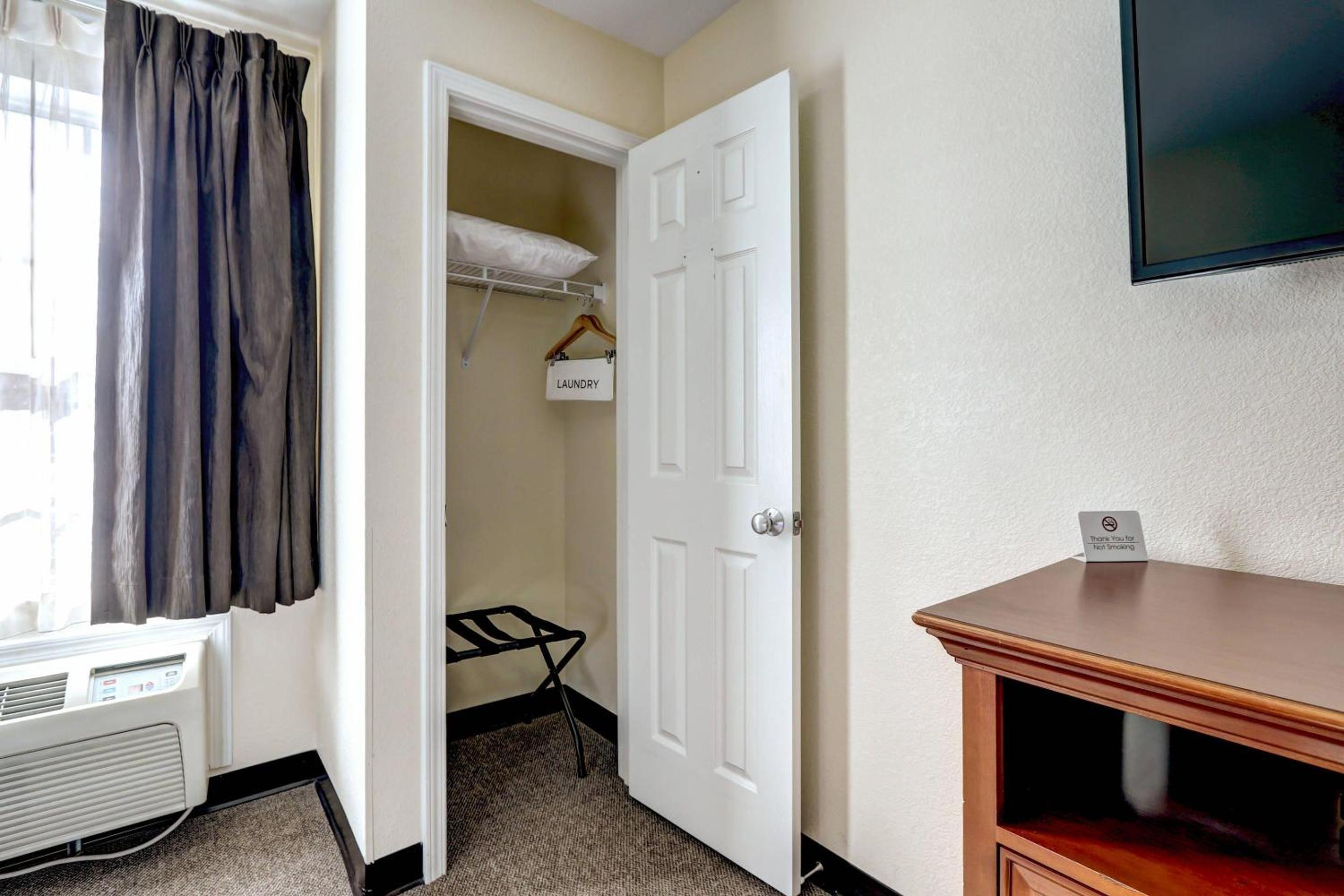 Queen Room - Non-Smoking - Photo 3