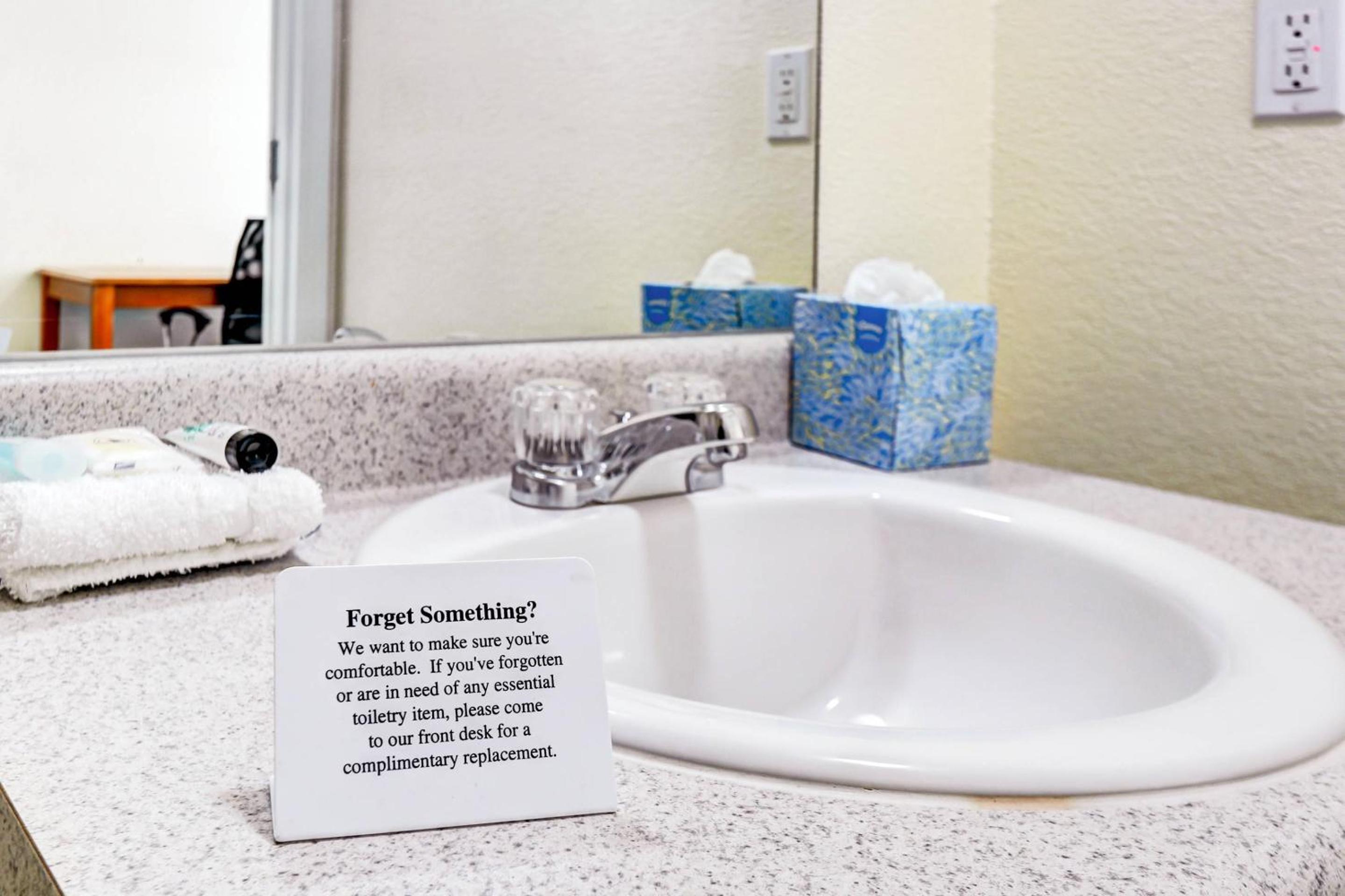 Queen Room - Non-Smoking - Photo 6