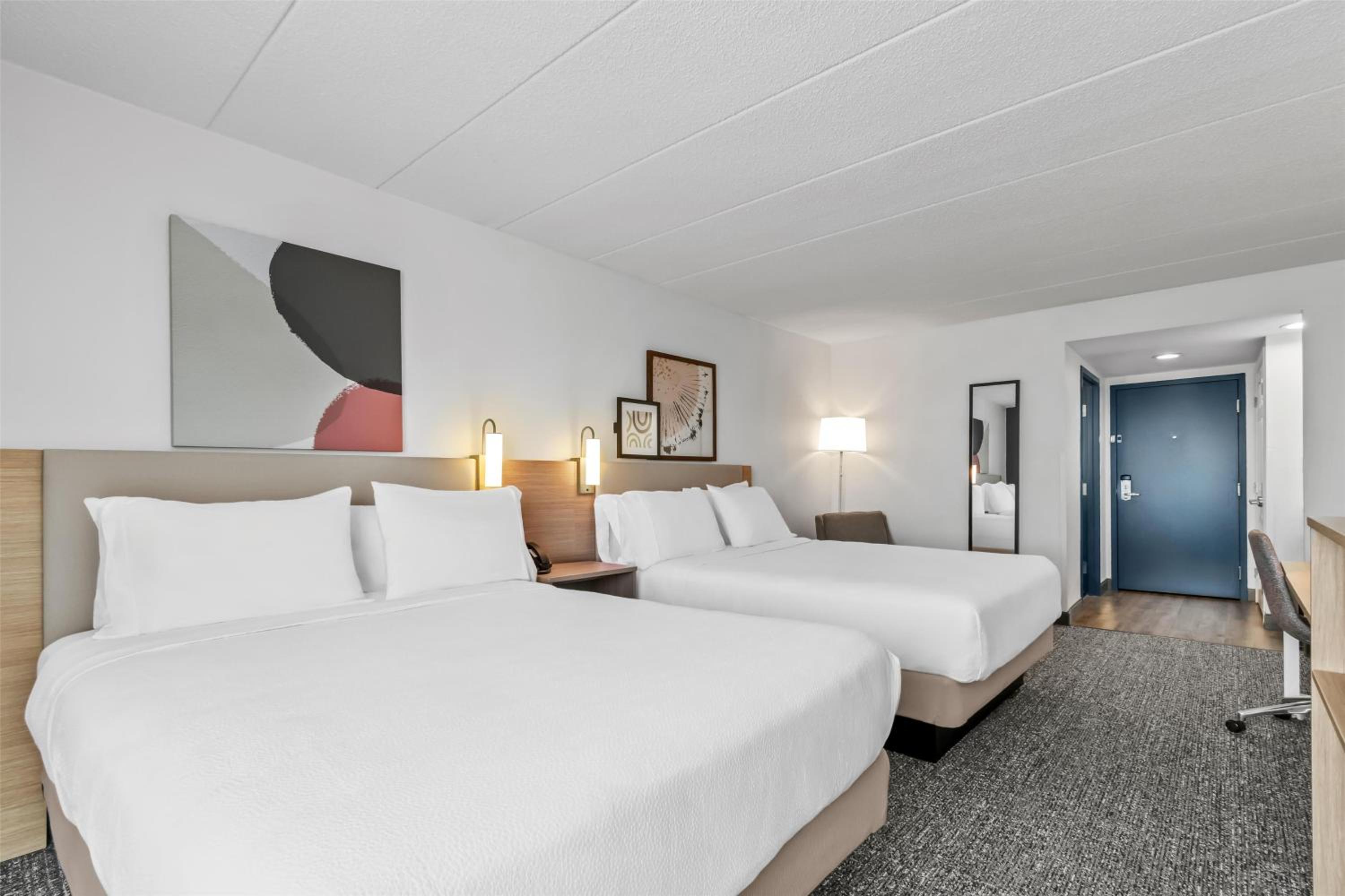 Queen Room with Two Queen Beds - Photo 3