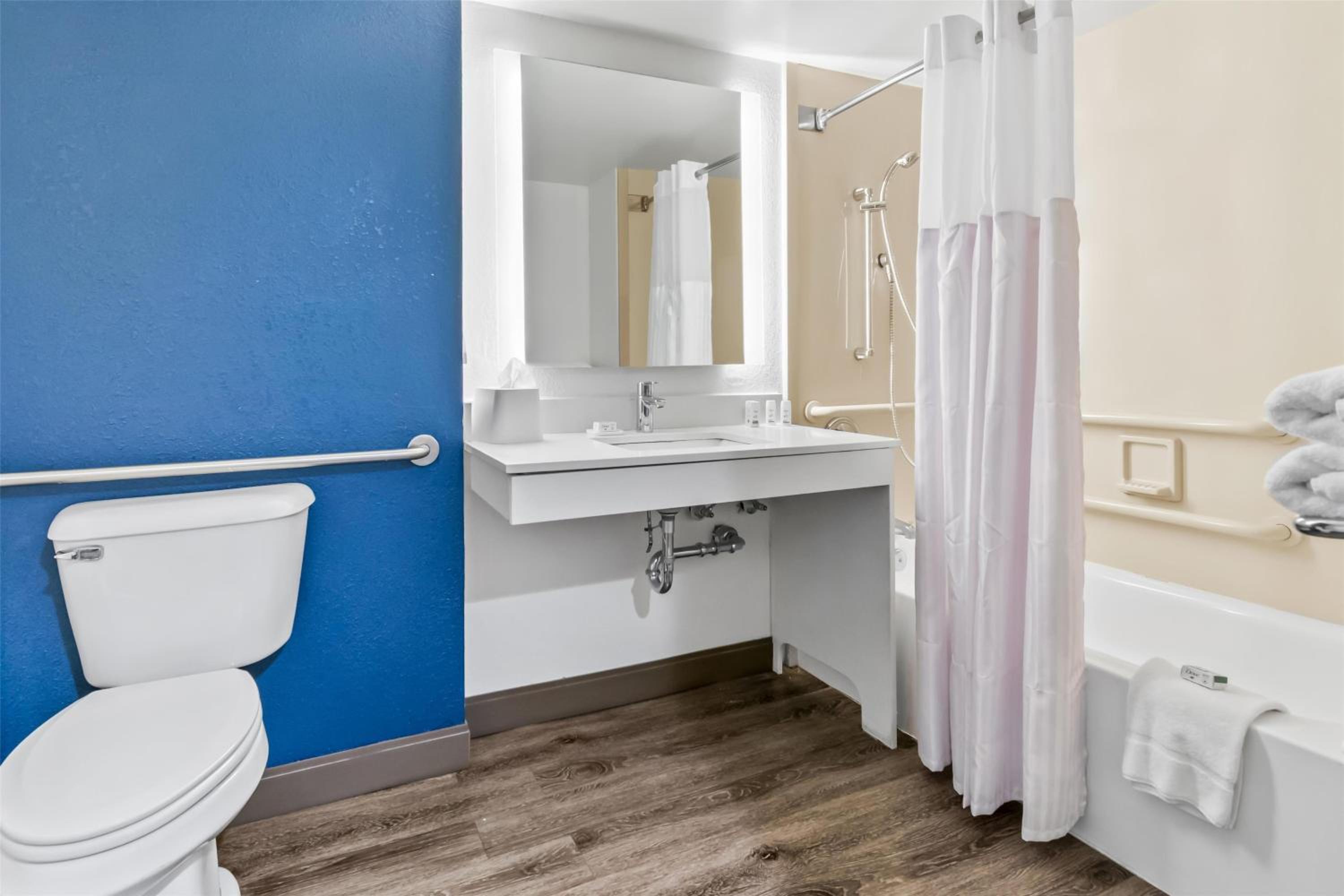 King Room with Bath Tub - Mobility/Hearing Access - Photo 2