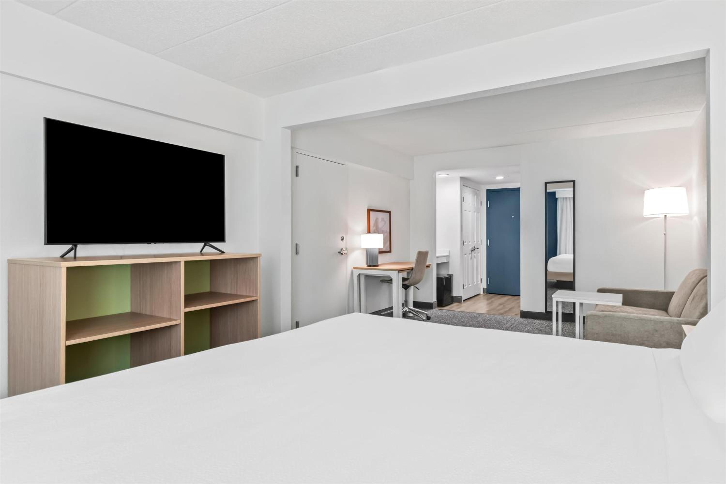 King Room with Sofa Bed - Non-Smoking - Photo 4