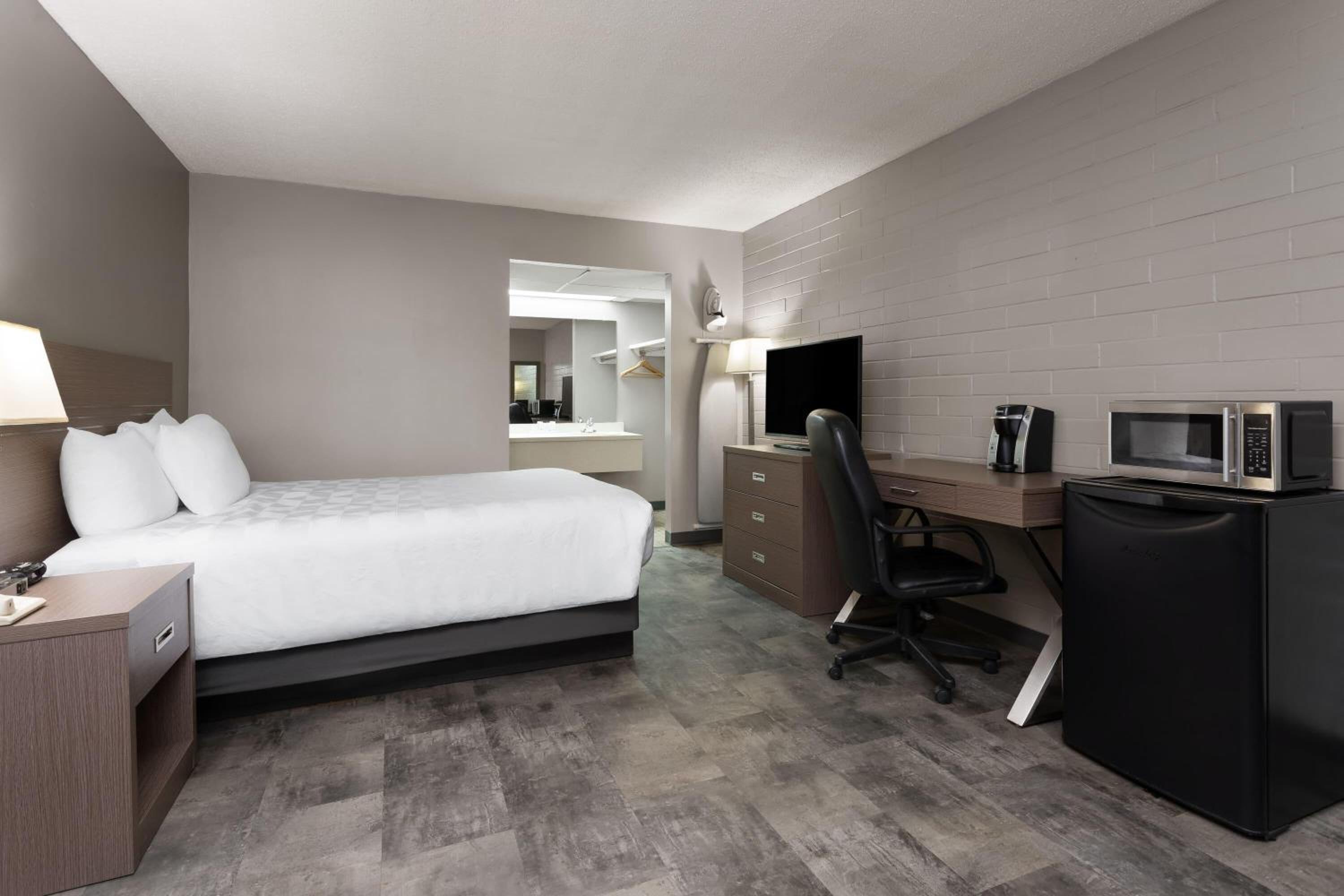 Queen Room - Ground Floor/Non-Smoking - Photo 1