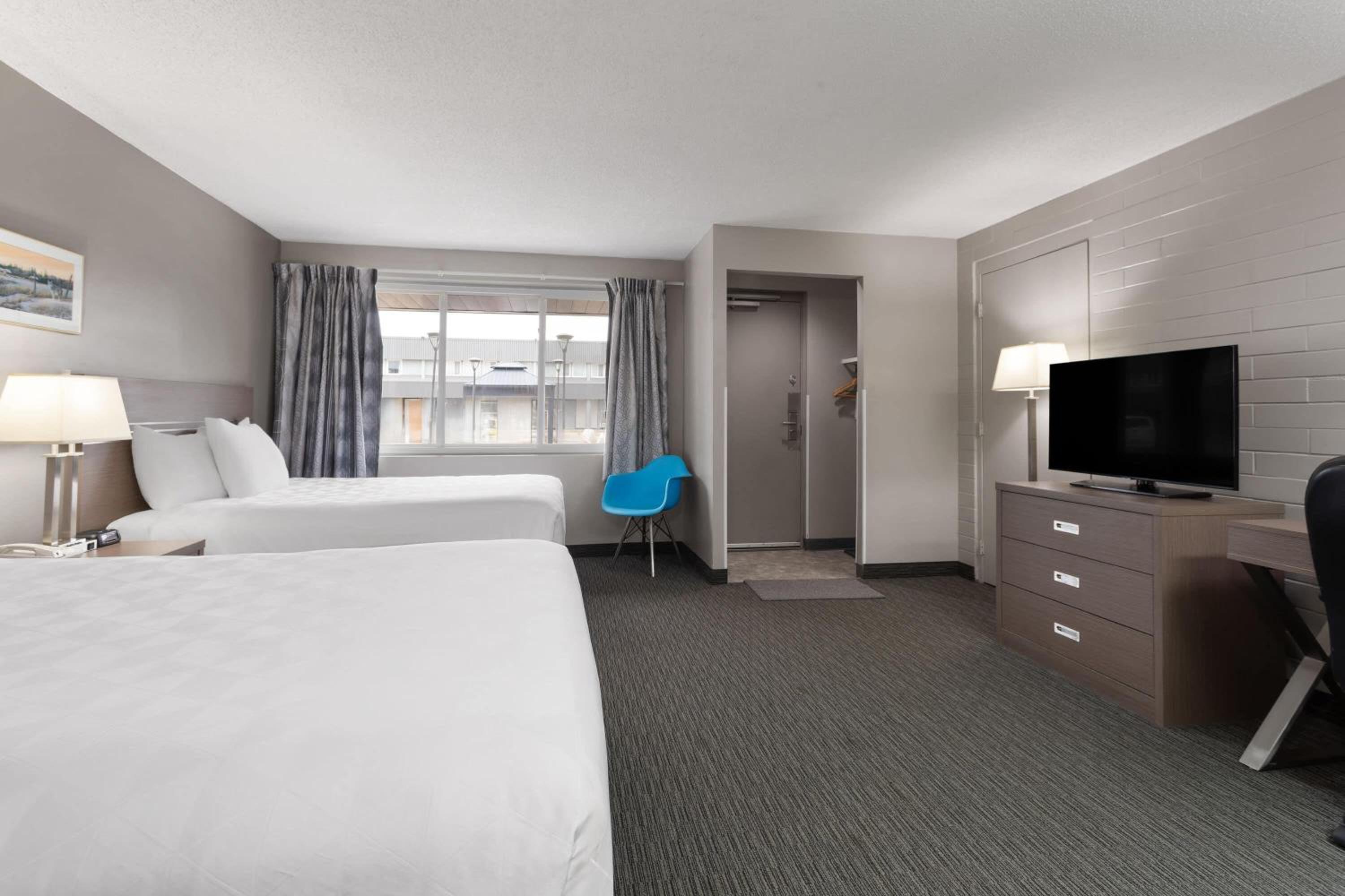 Deluxe Queen Room with Two Queen Beds and Full Kitchen - Ground Floor/Non-Smoking - Photo 3