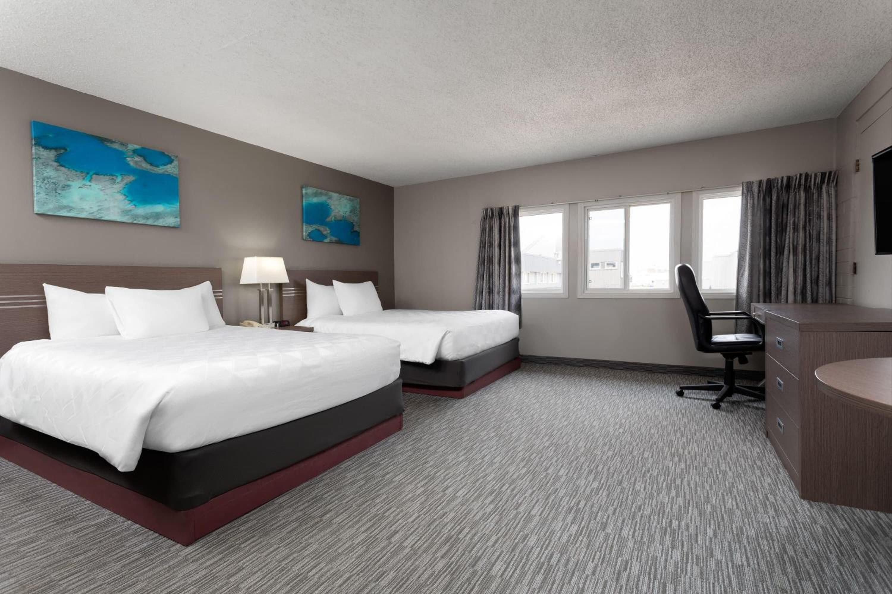 Deluxe Queen Room with Two Queen Beds and Full Kitchen - Non-Smoking - Photo 2