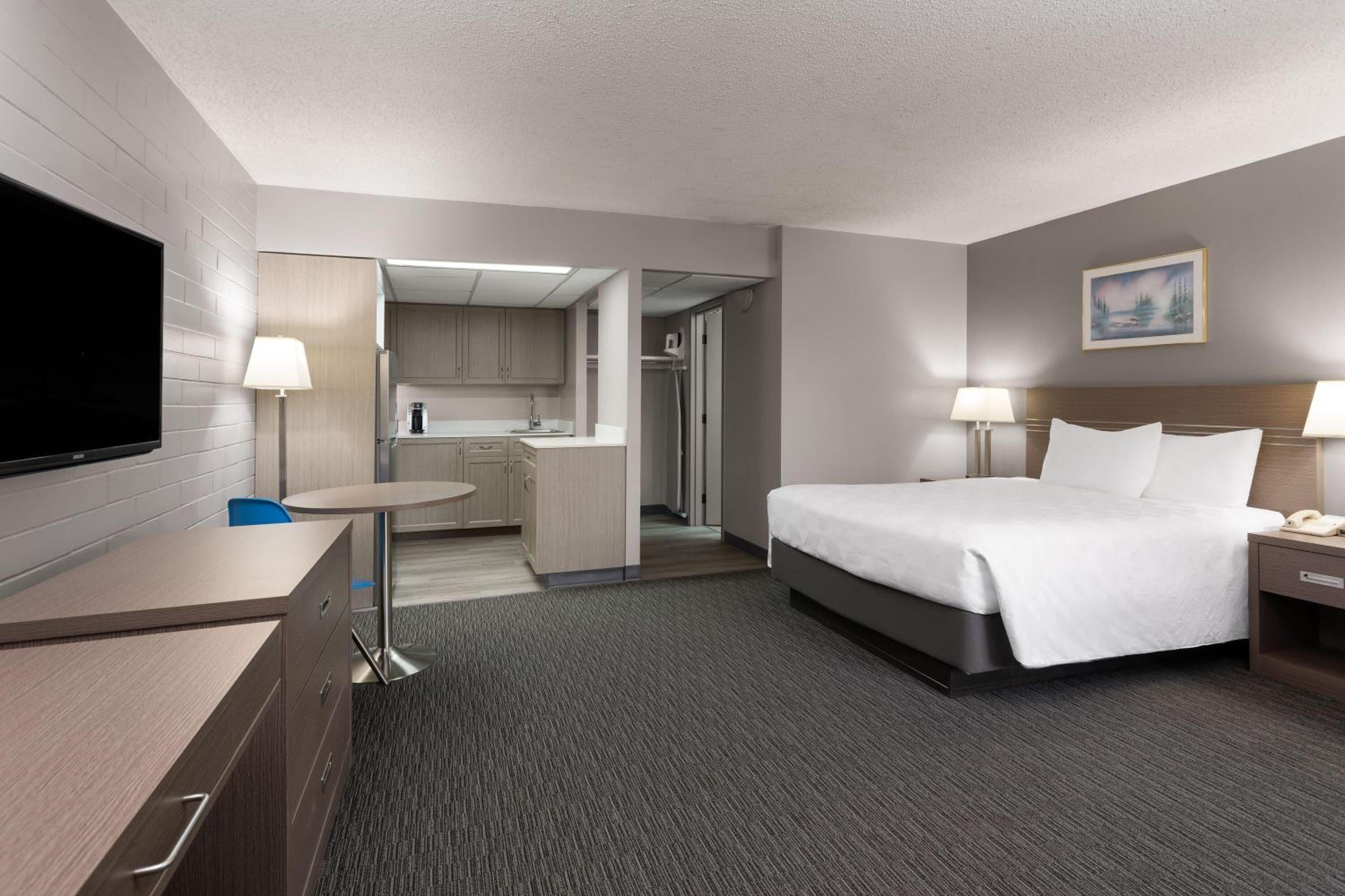 Deluxe King Room with Full Kitchen - Ground Floor/Smoking - Photo 2