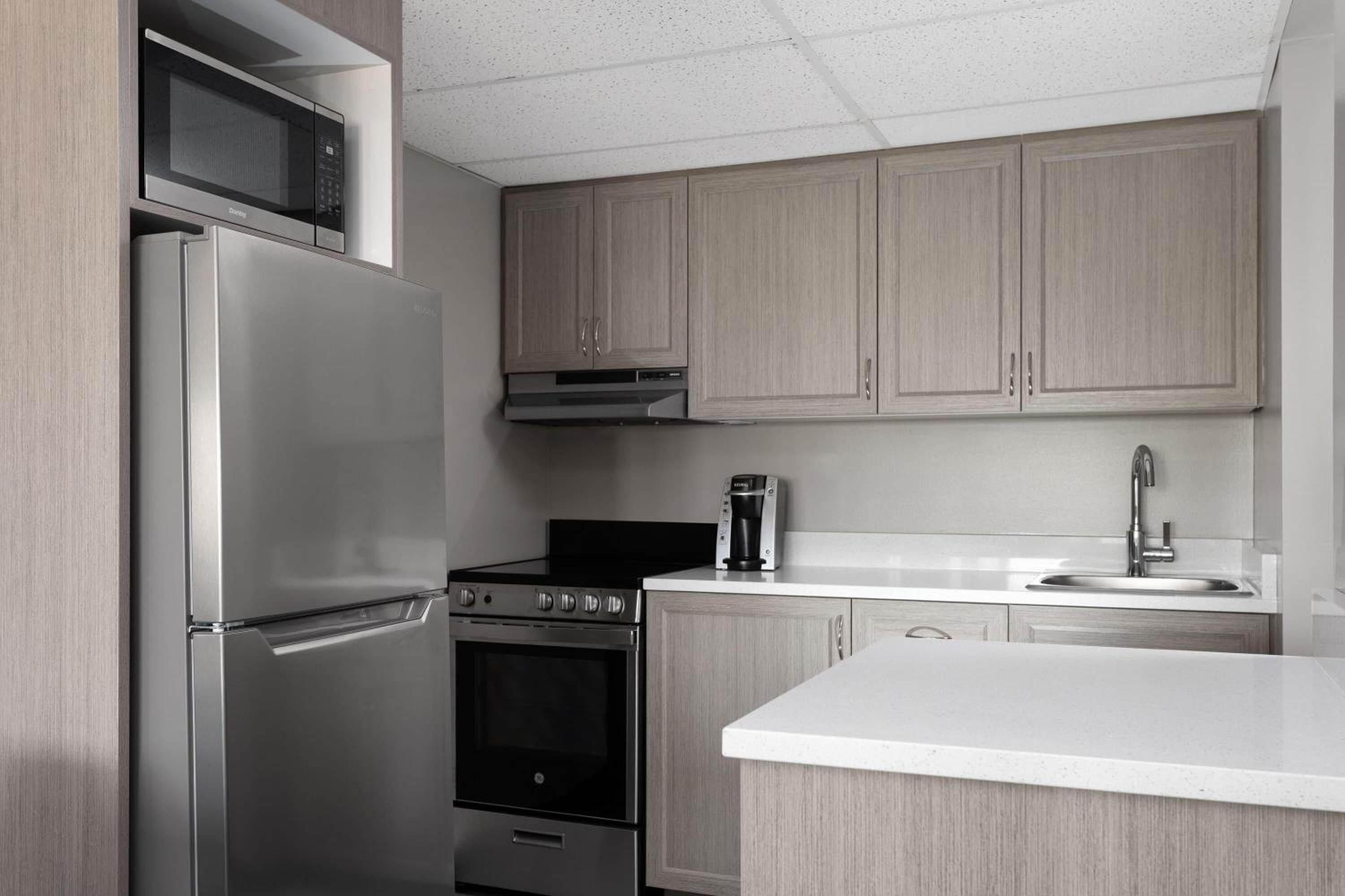 Deluxe King Room with Full Kitchen - Non-Smoking - Photo 3